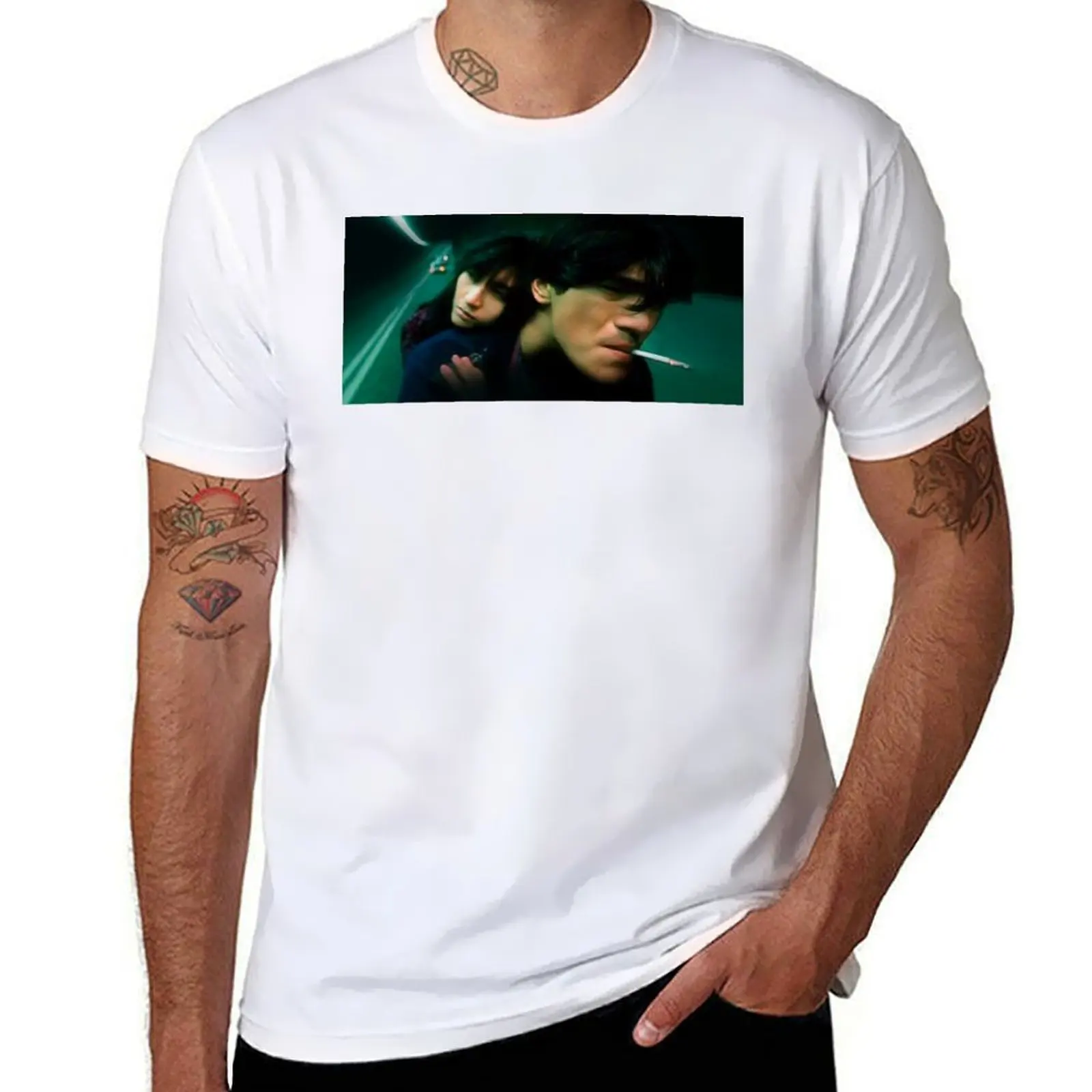 Camiseta Reis, Takeshi Fallen Motorcycle, Kaneshiro Angels Michelle com estampa moderna e manga curta