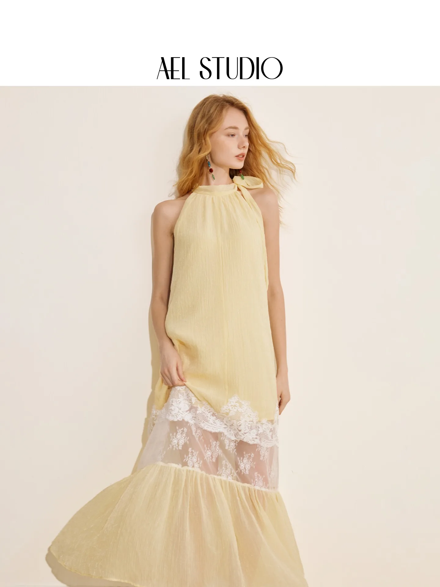 AEL Original Seaside Vacation Hellgelbes Neckholder-Kleid für Damen, Sommer 2026, mit Spitzenapplikationen, elegantes Kleid – Detail 2