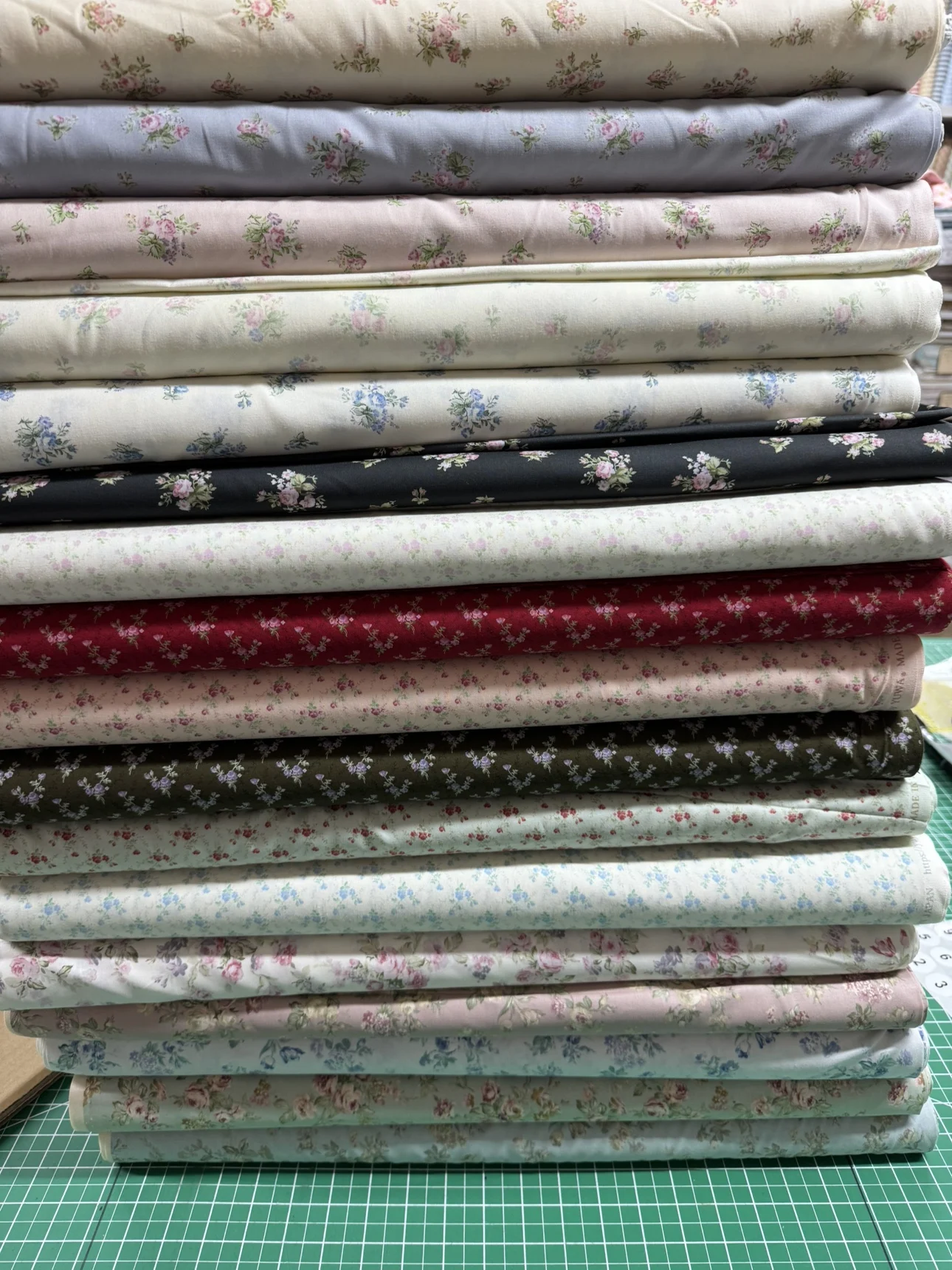 

Ткань 111yuwa Gentle Rose Series: хлопок с цветочным принтом для рукоделия, пэчворка и пошива одежды для кукол