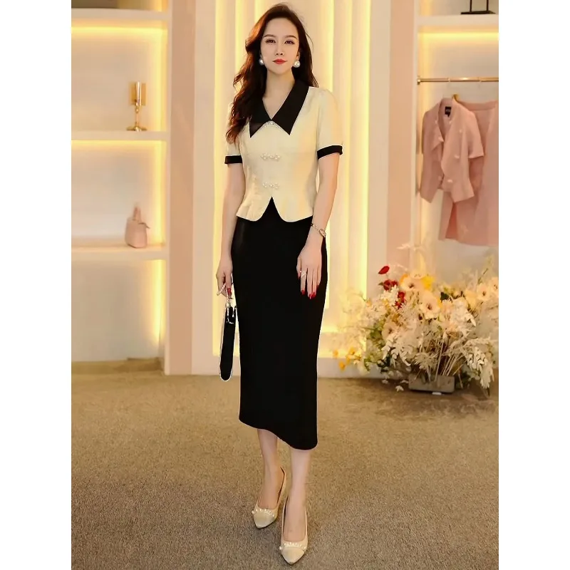 

Женский бежевый блейзер с короткими рукавами, черным контрастным воротником и жемчужным декором