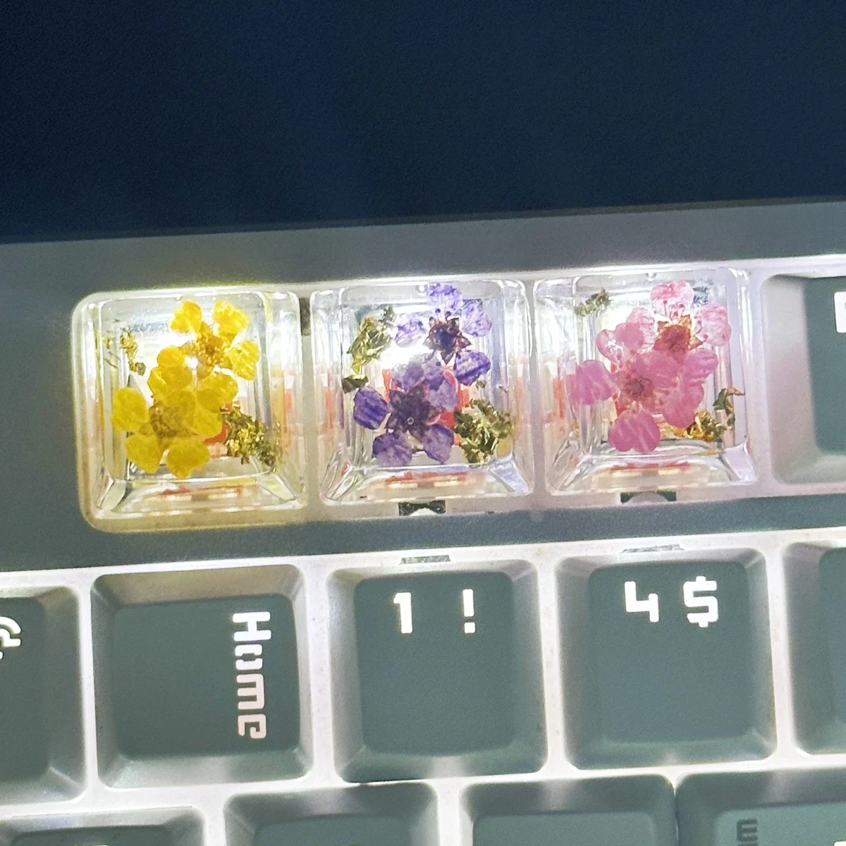 Handmade personalized Epoxy transparent flower keycap real flower resin cross shaft mechanical keyboard key