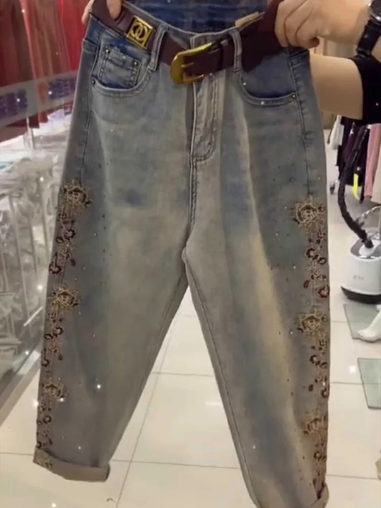 

Весна 2024, женские повседневные джинсовые джинсы в стиле ретро с эластичной резинкой на талии, утягивающие брюки для папы, вышитый цветок, стразы