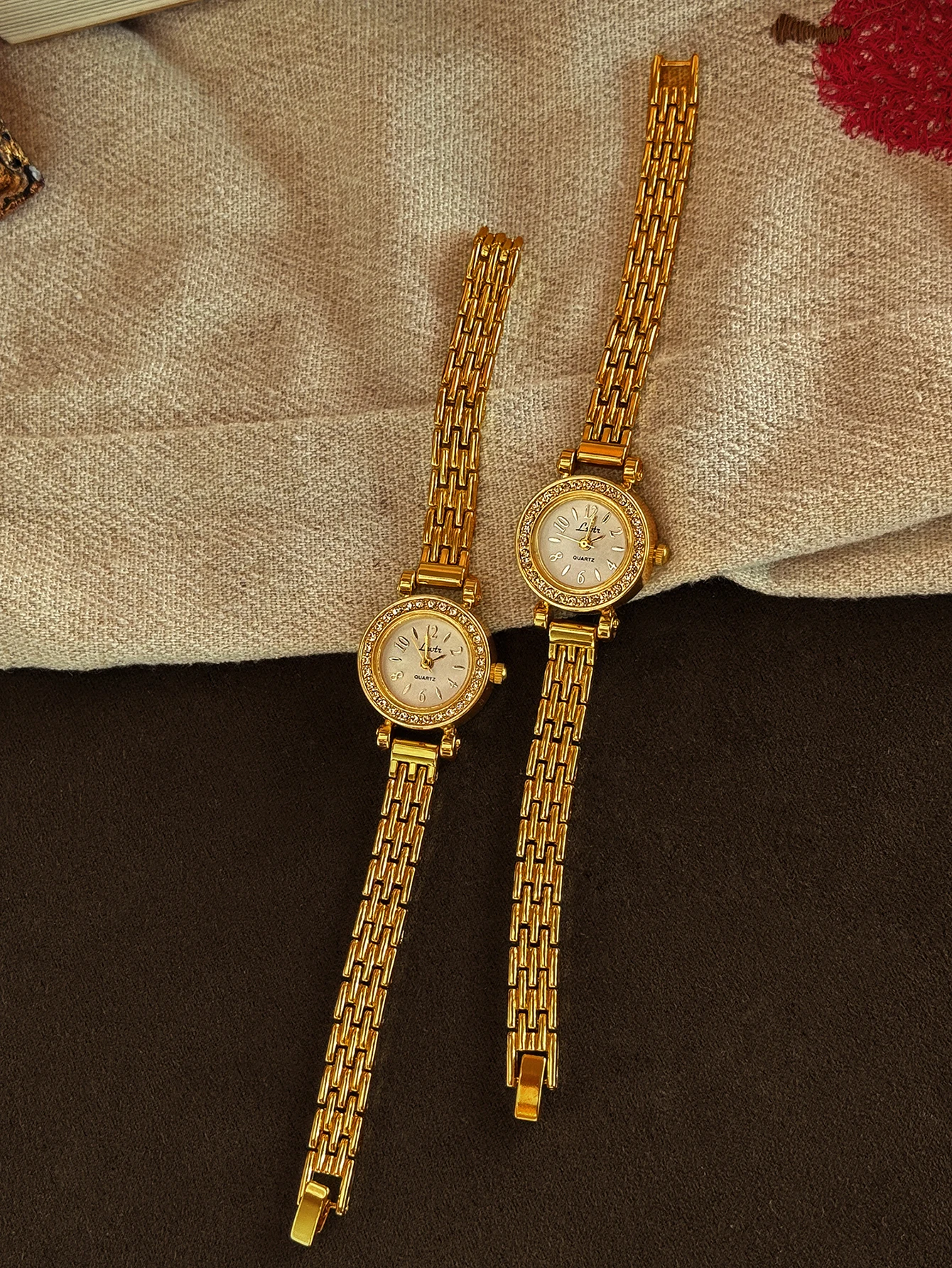 1 Piece of New French-Style Retro Watch with Rhinestone Inlays, Gold Color, Exquisite and Compact, Mini-Sized Women's Watch, Fashionable, Simple, Luxurious, Elegant, Waterproof, Women's Bracelet Watch, Quartz Watch, Suitable for Daily Wear, Dinner Parties, and Other Occasions to Enhance Your Wrist Appearance