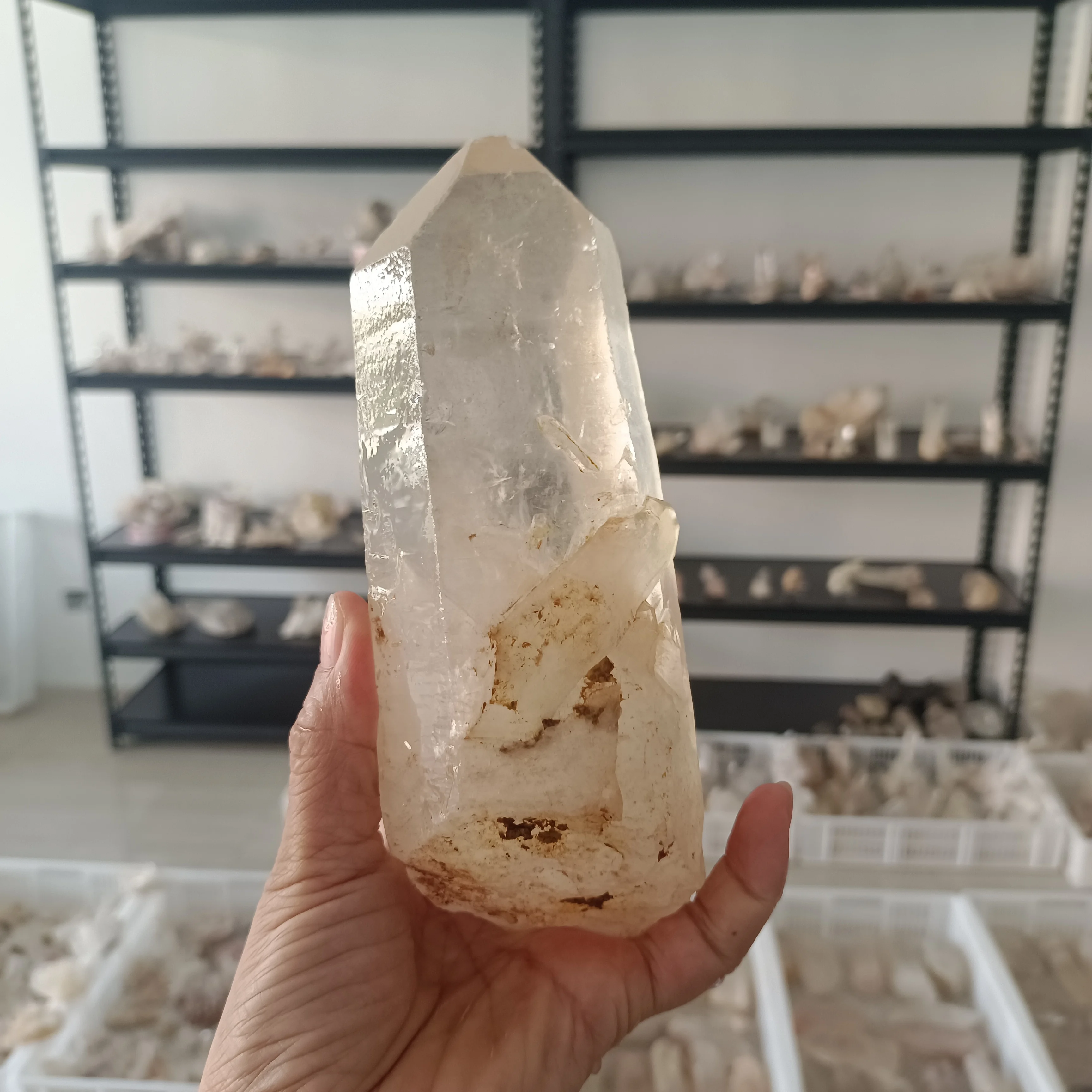 

Natural White Quartz Ore Wand, White Crystal Original Stone Pillar, Mineral Reiki Healing Stone, Demagnetized Aquarium Decoratio