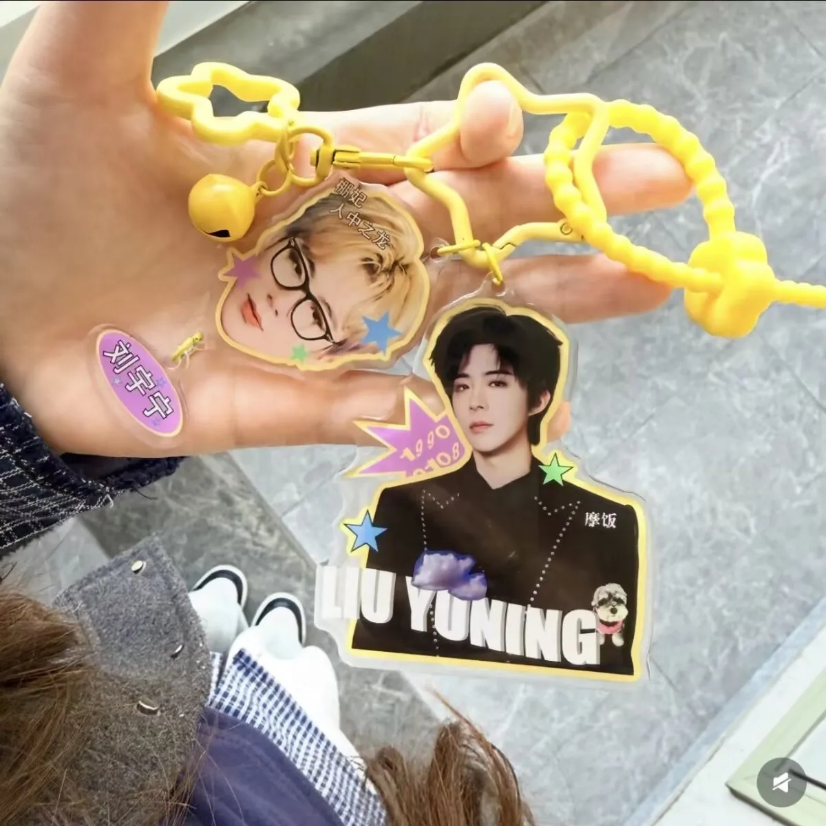 

Периферийные устройства знаменитостей Лю Юнинг, акриловый брелок-подвеска с высоким внешним видом, висит в качестве подарка для друзей