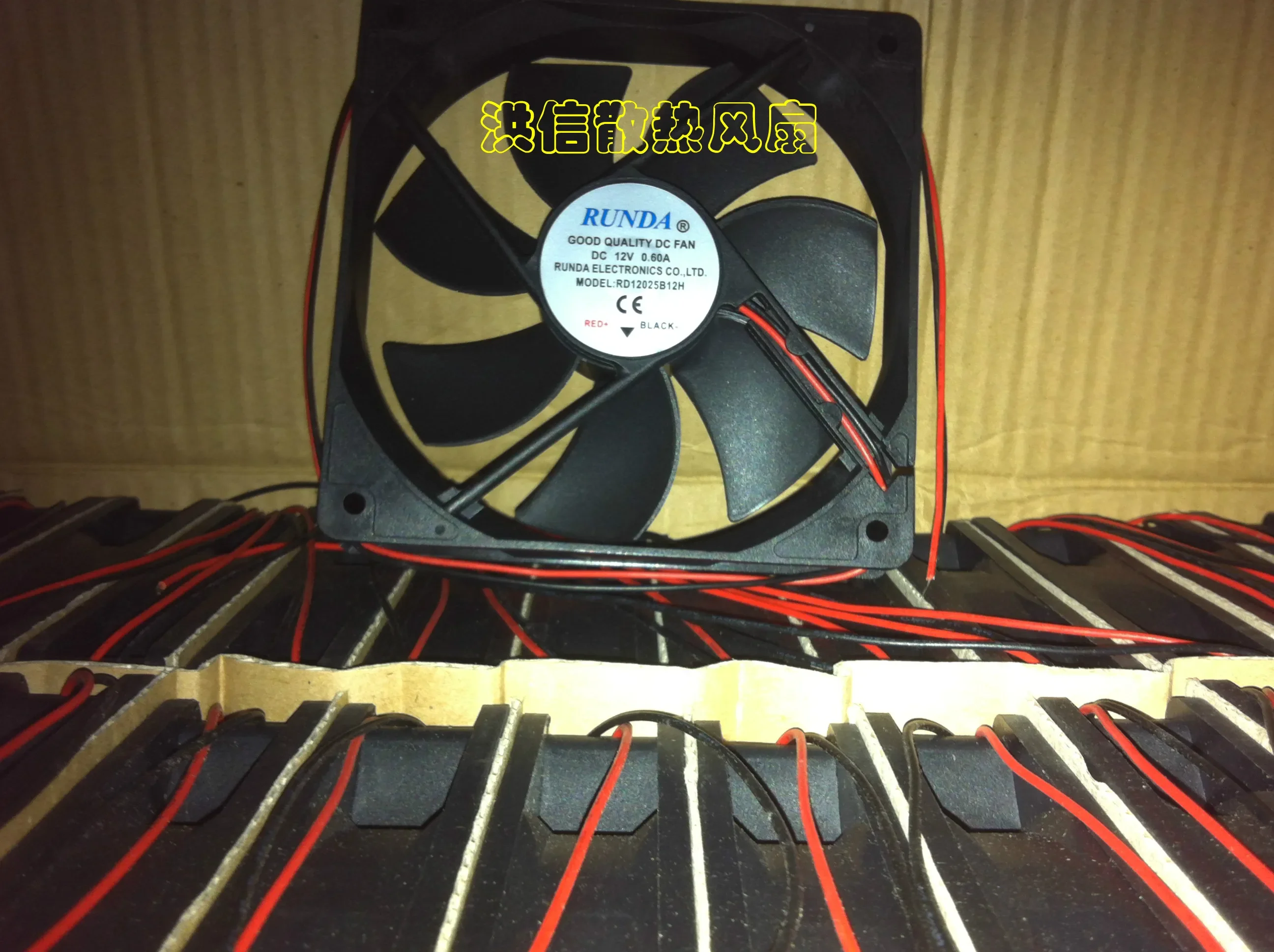 

RUNDA RD12025B12H DC 12 В 0,60 А 120x120x25 мм 2-проводной охлаждающий вентилятор для сервера