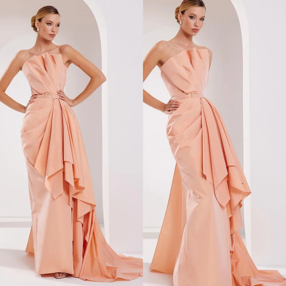 ที่กําหนดเองอย่างเป็นทางการแชมเปญ Jersey ชุดราตรีโมเดิร์น Strapless แขนกุดซิปด้านหลัง Ruched Sweep Train Homecoming Dress