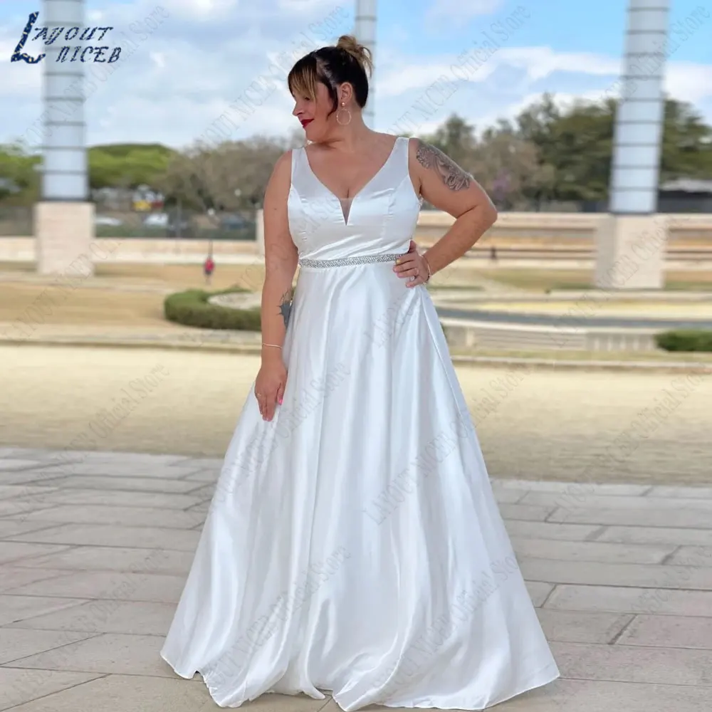 LAYOUT NICEB Simples Plus Size Cetim Vestidos de Casamento Spaghetti Strap V-Neck Noiva Vestido Backless Sem Mangas vestidos femenino 2024LAYOUT NICEB Simples Plus Size Cetim Vestidos de Casamento Spaghetti Strap V-Nec