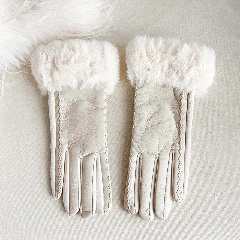 قفازات نسائية جلدية مزيفة على الموضة جديدة مع حواف من فراء الأرانب، متوافقة مع شاشة اللمس، دافئة ومقاومة للرياح لخريف/شتاء
