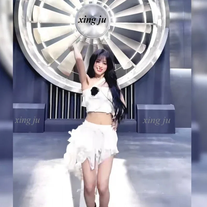 

Новый Kpop корейский вечерние костюм певицы для косплея, белые укороченные топы с лямкой на шее, юбка с нерегулярными оборками, женская одежда для выступлений на сцене Kpop