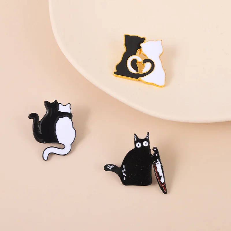 Love Cat Enamel Pins Custom Black and White Hug Lovers Dagger Bloodstain Tail Brooches Bag Lapel Badges Fashion Jewelry Gifts