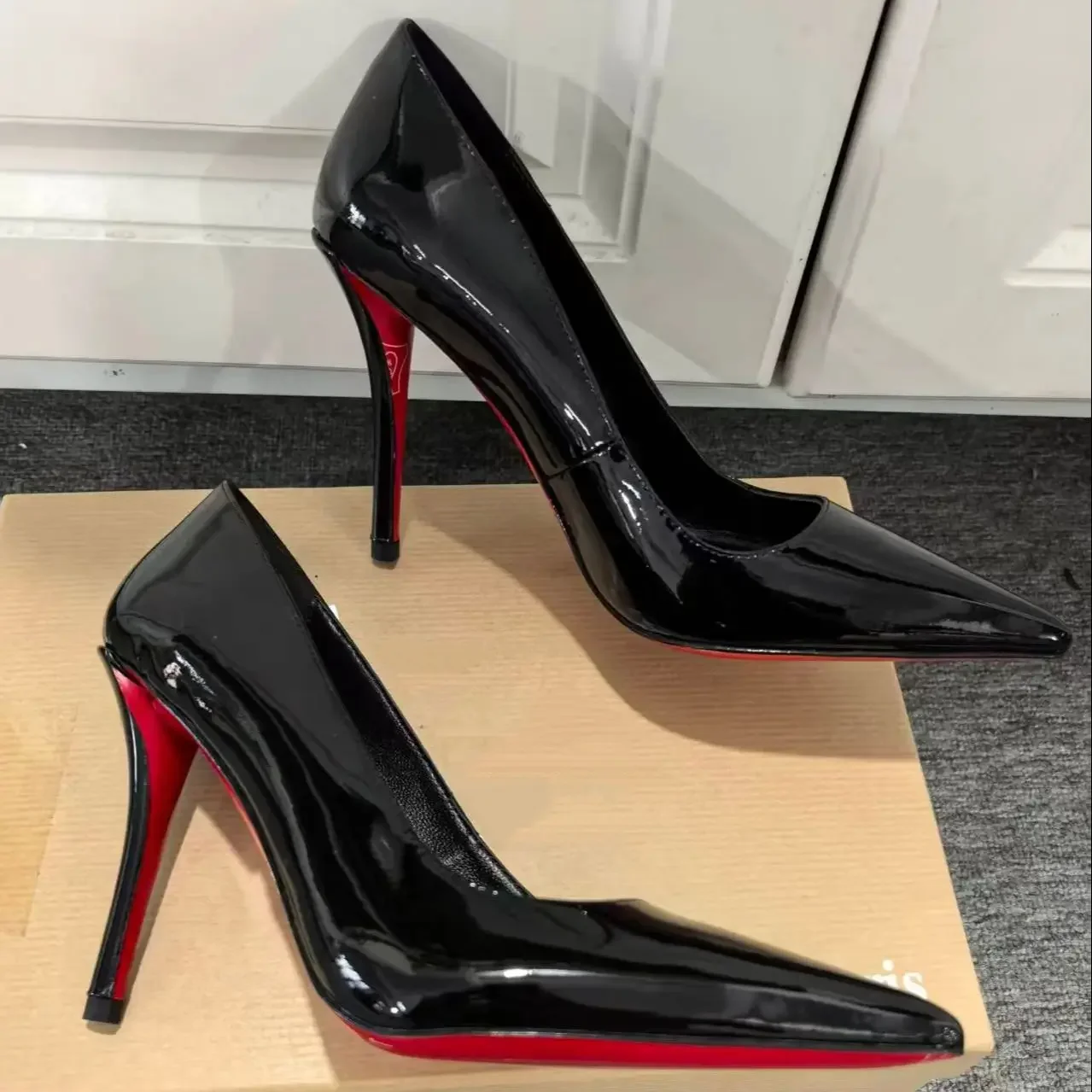 أشار تو الضحلة مثير أنيقة النمط الفرنسي مضخات الأسود براءات الاختراع والجلود مزاجه الأحمر وحيد عالية الكعب خنجر أحذية نسائية