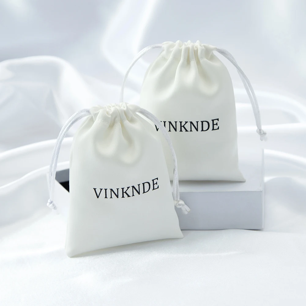 Imagem -05 - White Silk Jewelry Small Gift Bags Nome do Logotipo Personalizado Cetim Drawstring Embalagem Pouch Favores do Casamento para os Convidados Candy Bolsa 100 Pcs