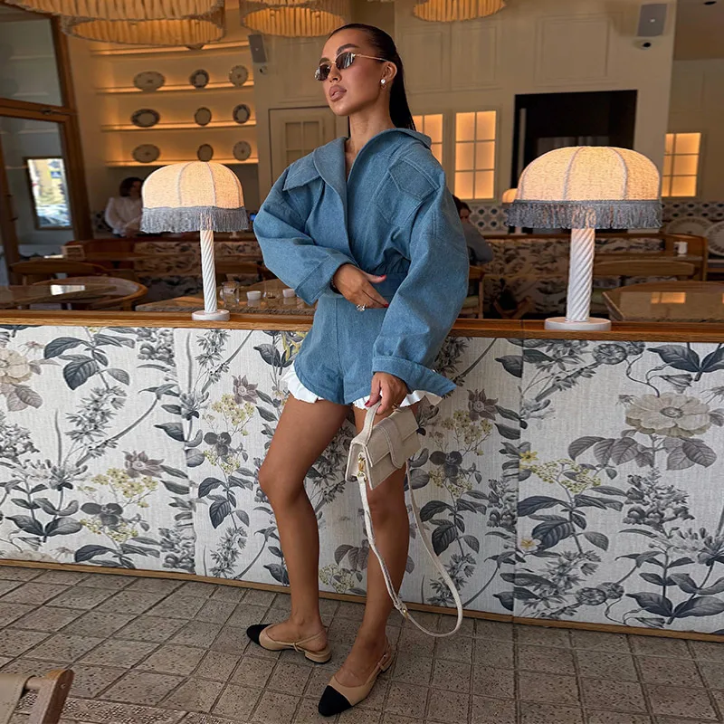 Neue schicke Damen-Outfits: Kurze Mäntel mit Revers, Rüschen-Shorts-Anzüge, langärmlige Oberteile und hochtaillierte Panel-Shorts für den Streetwear-Look – Detail 6