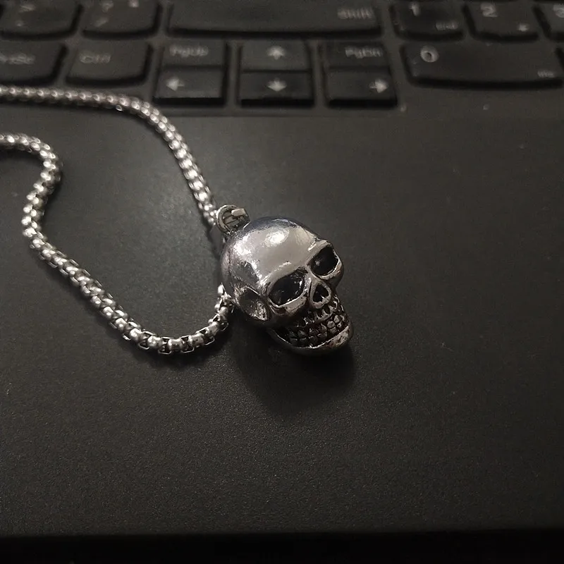 New Keychain 3D Small Skull Pendant Hip Hop Jewelry Men and Women Keyring Keychain Small Commodity gift