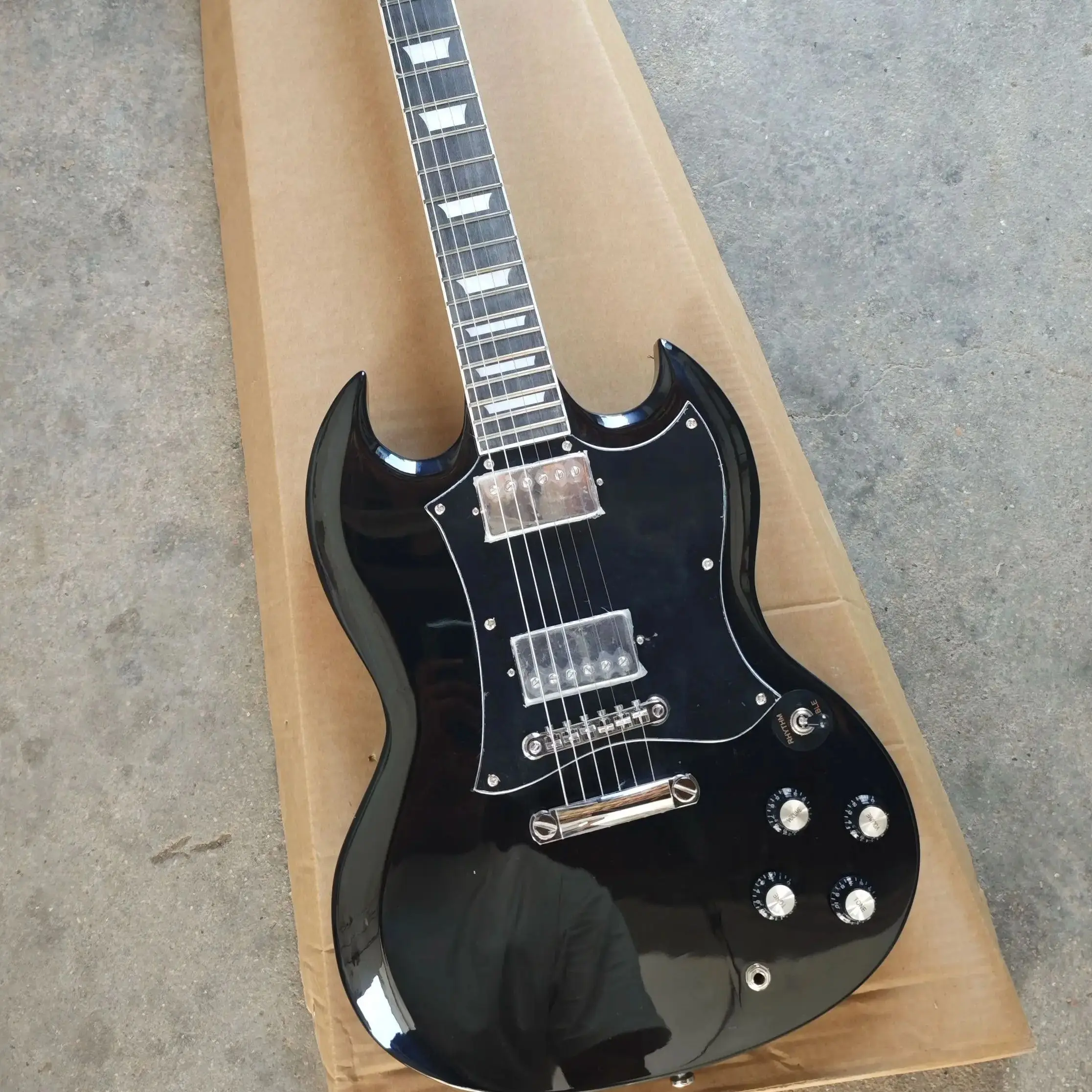 

Black six-string electric guitar, basswood piano body, maple neck, maple fingerboard, black panel and silver accessories.