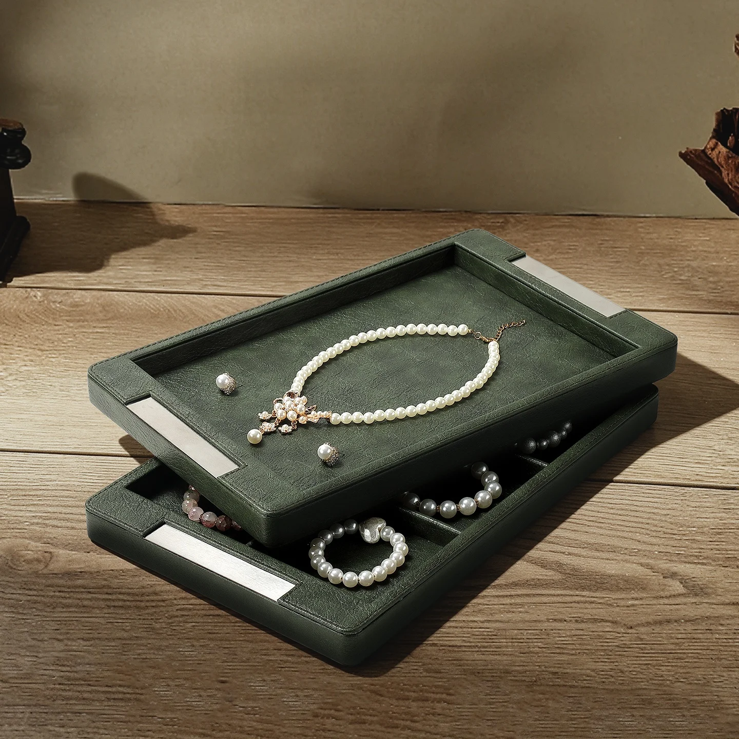 elegant-jewelry-display-tray-counter-top-jadeite-bead-bracelet-jewelry-showcase-leather-material-open-design-square-shape