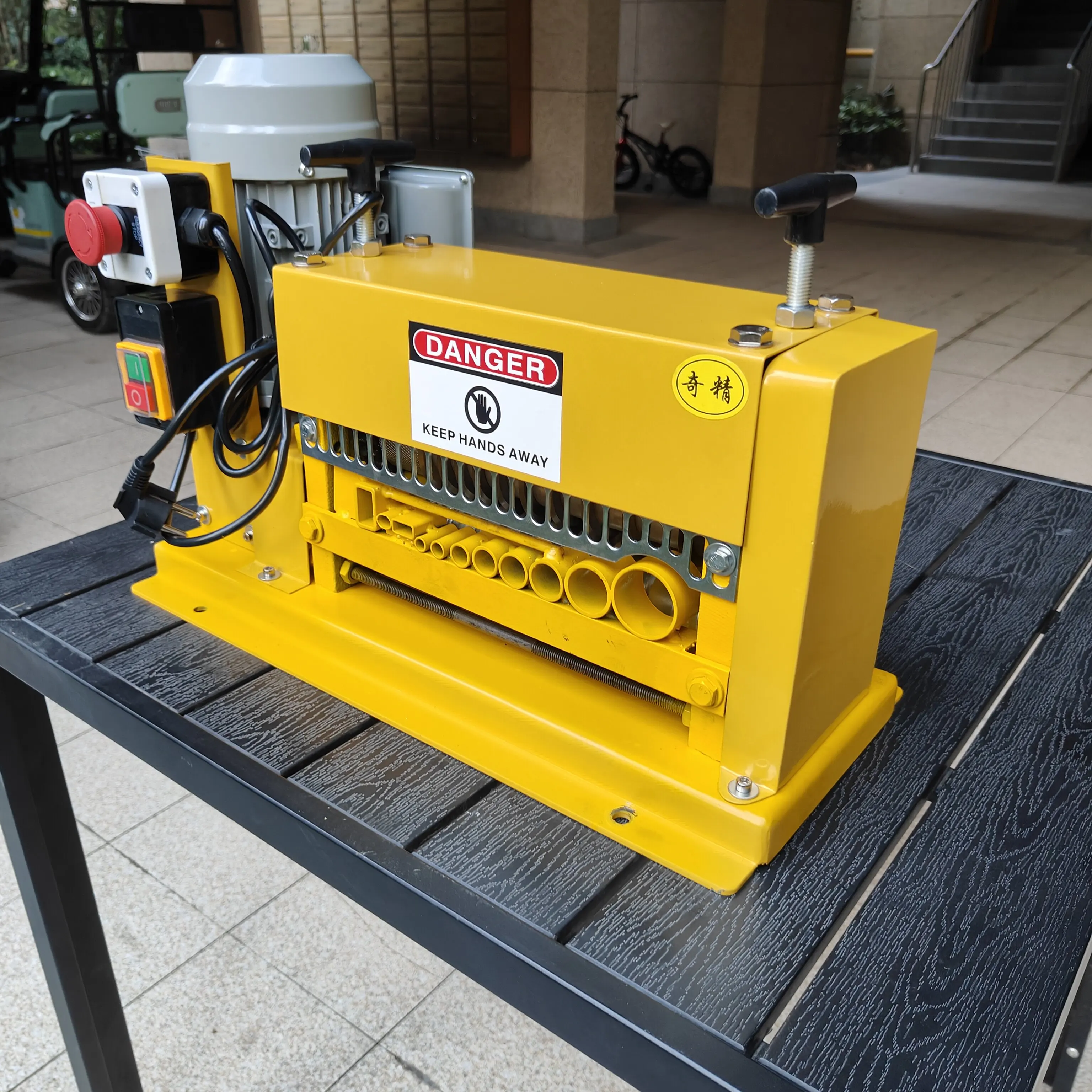 220v 750w Electric Wire Stripping Machine Cable Stripping Cores Scrap Wire and Cable Peeling and Peeling Device