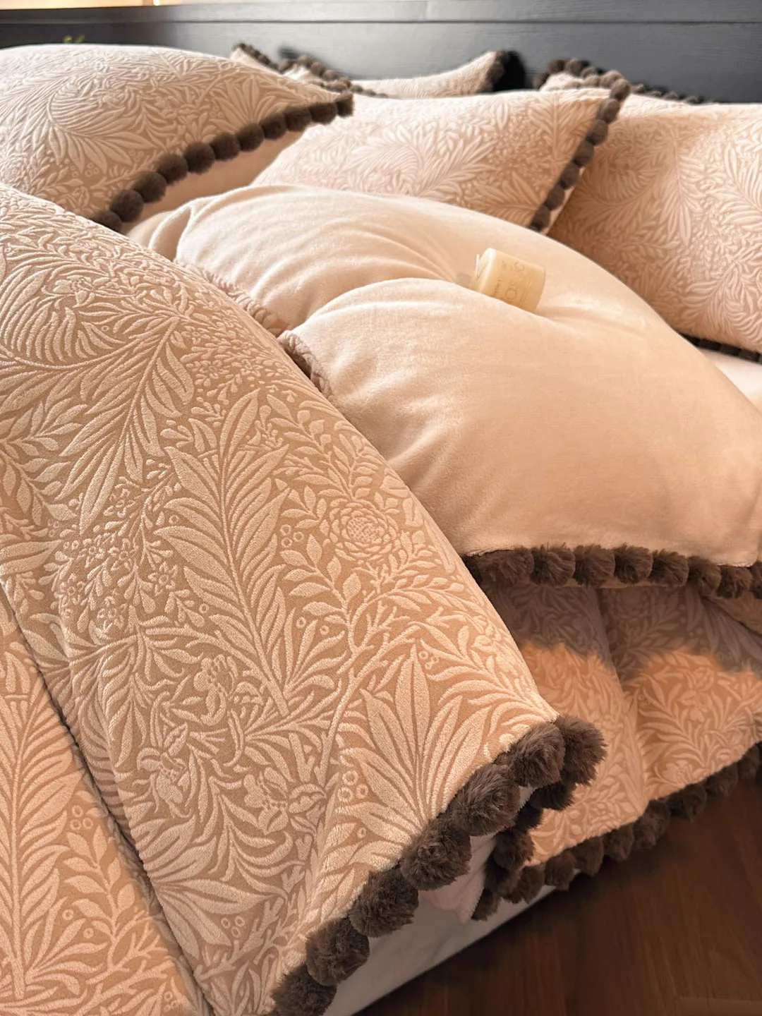  Thickened Autumn Winter Warm Floral Embroidery Milk Velvet Bedding Four-Piece Set Simple Carved Flower Bed Sheet Co...