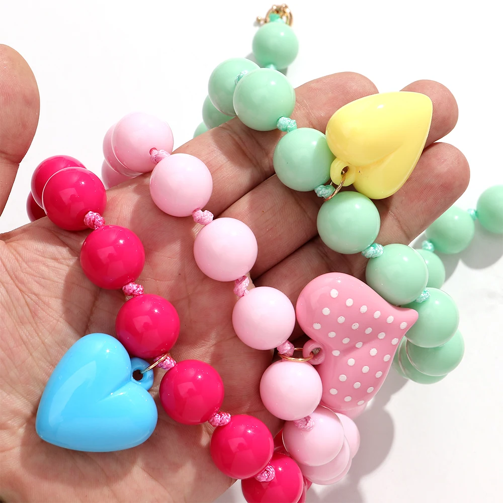 Neue bunte Acryl-Herz-Anhänger-Halskette für Frauen, Sommer, trendige handgefertigte runde Perlen, Y2K-Choker, Statement-Schmuck, Geschenk – Detail 4