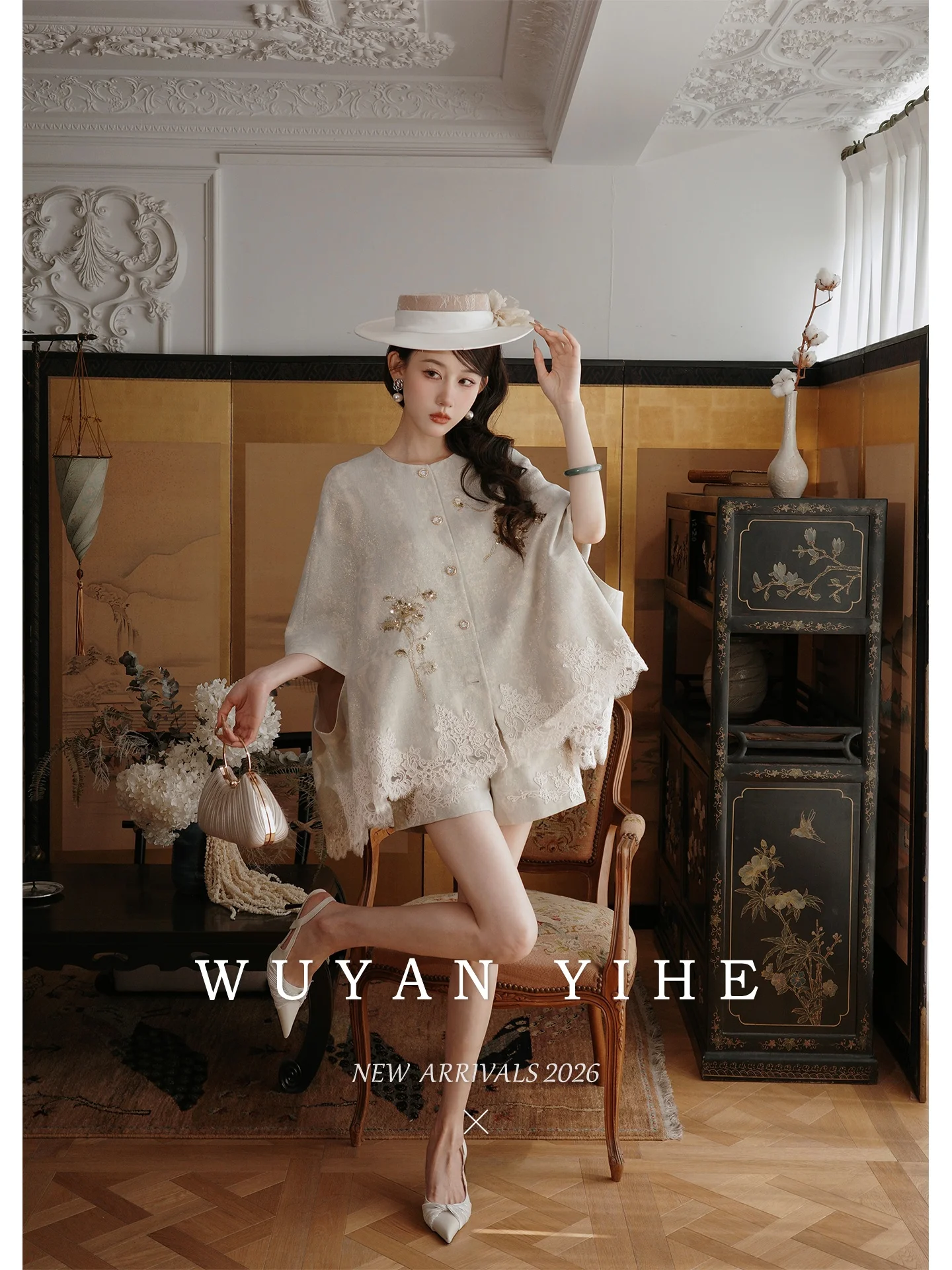 

Классический дизайн, золотистый хлопково-льняной комплект с вышивкой бисером: жакет и шорты. Элегантный весенний модный женский наряд.