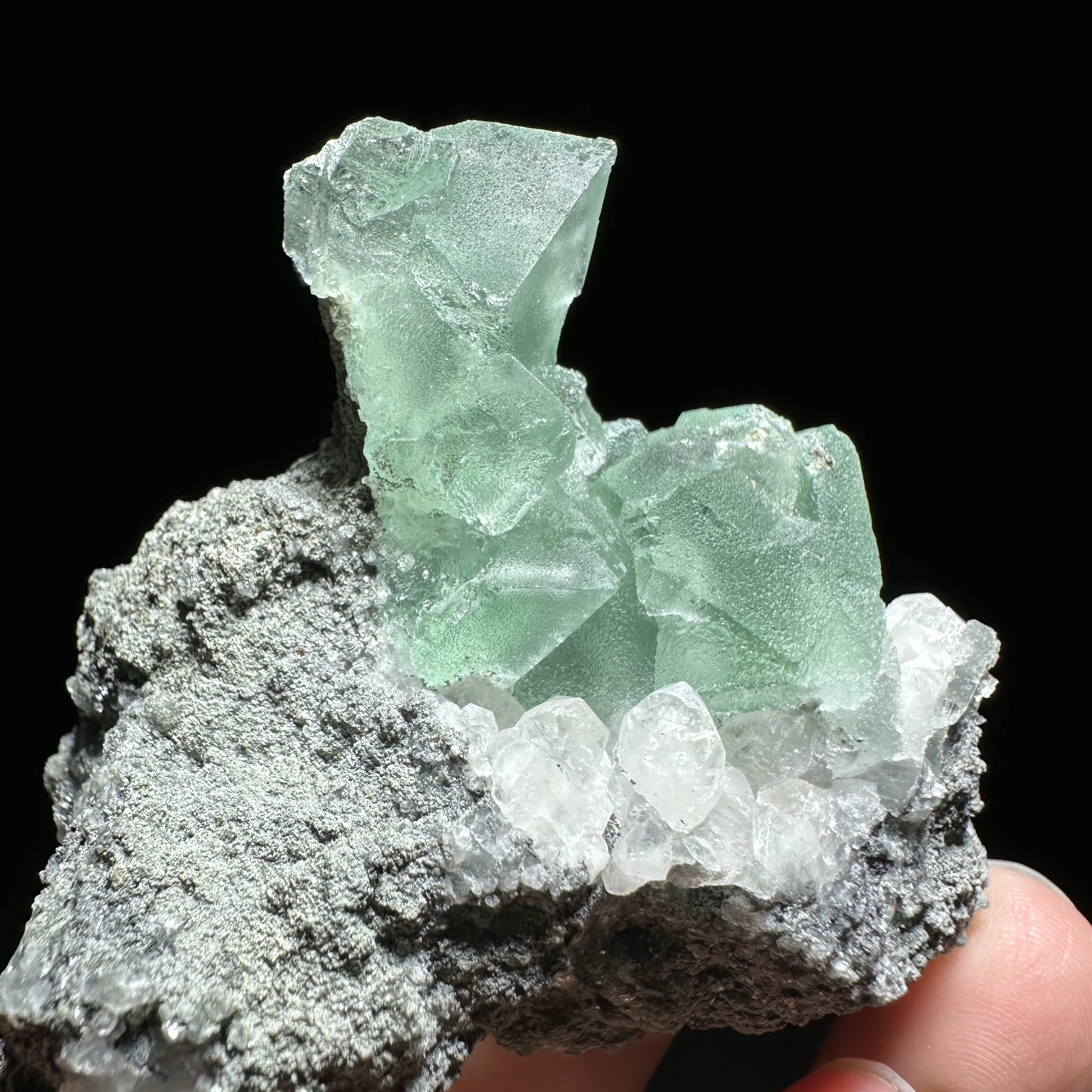 Fluorite verte naturelle et calcite symbiotiques, cluster d'agates octaédriques, cristal de guérison primaire, spécimen minéral