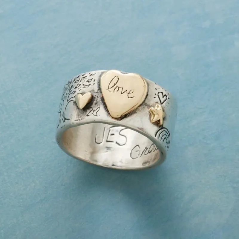 Vintage Zweifarbiger Herz-Damenring Metall Handgravierte Buchstaben Täglicher Gebrauch Party-Schmuck