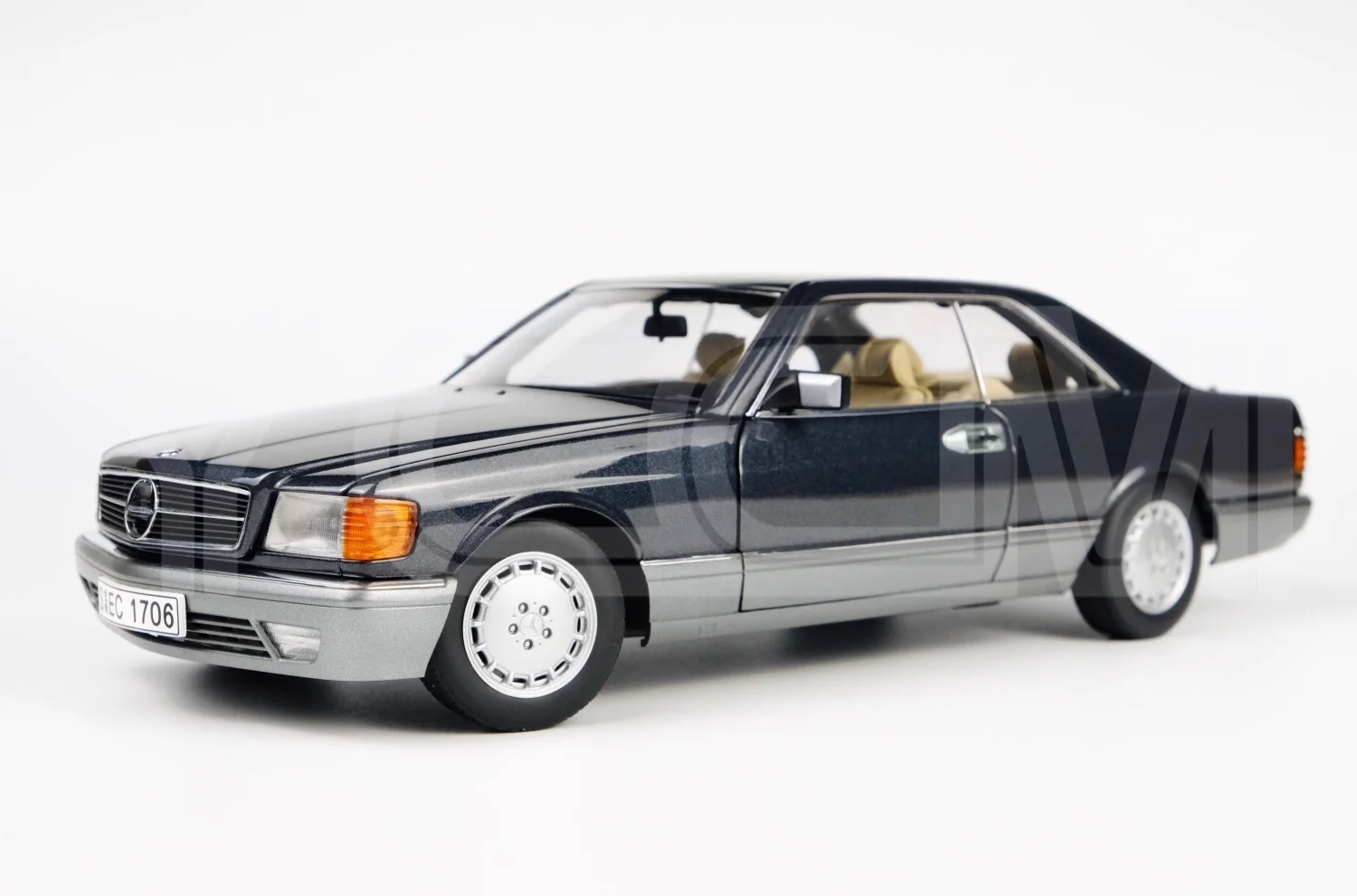 Autoart 1:18 500SEC Coupe 126 Alloy Fully Open Simulation Limited Edition Alloy Metal Static Car Model Toy Gift