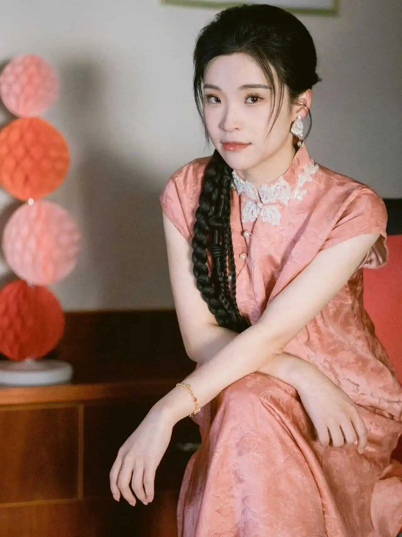 

Потрясающее новое китайское винтажное платье-ципао в современном стиле, свадебное/для подружек невесты, утренний халат, с высоким разрезом, миди-длина, элегантное платье