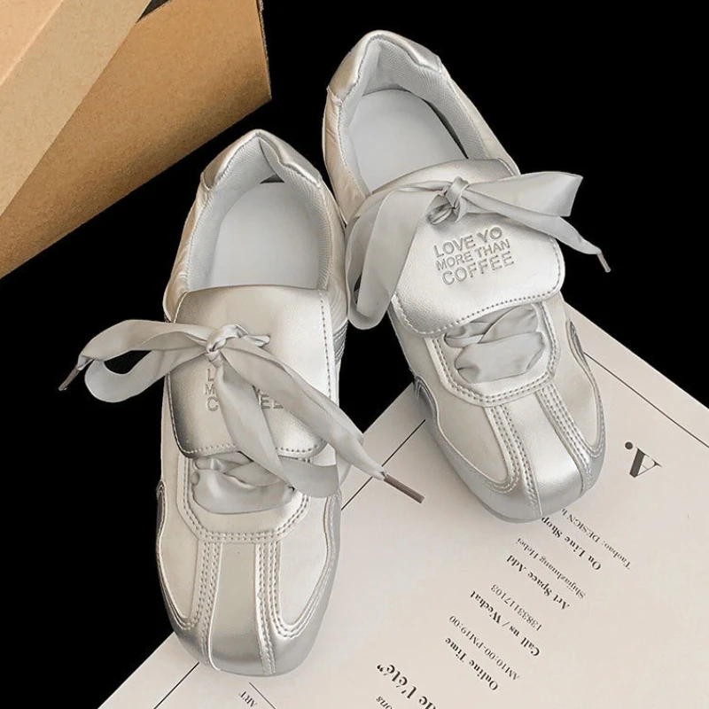 Zapatillas cómodas de suela blanda para mujer, zapatos planos de bailarina con cordones y punta redonda Retro, zapatillas de plataforma plateadas a la moda para mujer