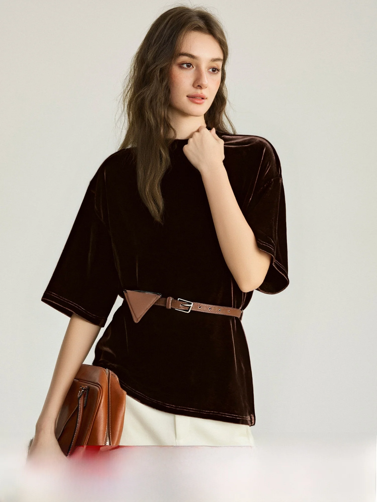 

Бархатная блузка Hebe Diary: глянцевая, с полувысоким воротником, поясом на талии, универсальная, для делового и повседневного стиля, из полиэфирного волокна