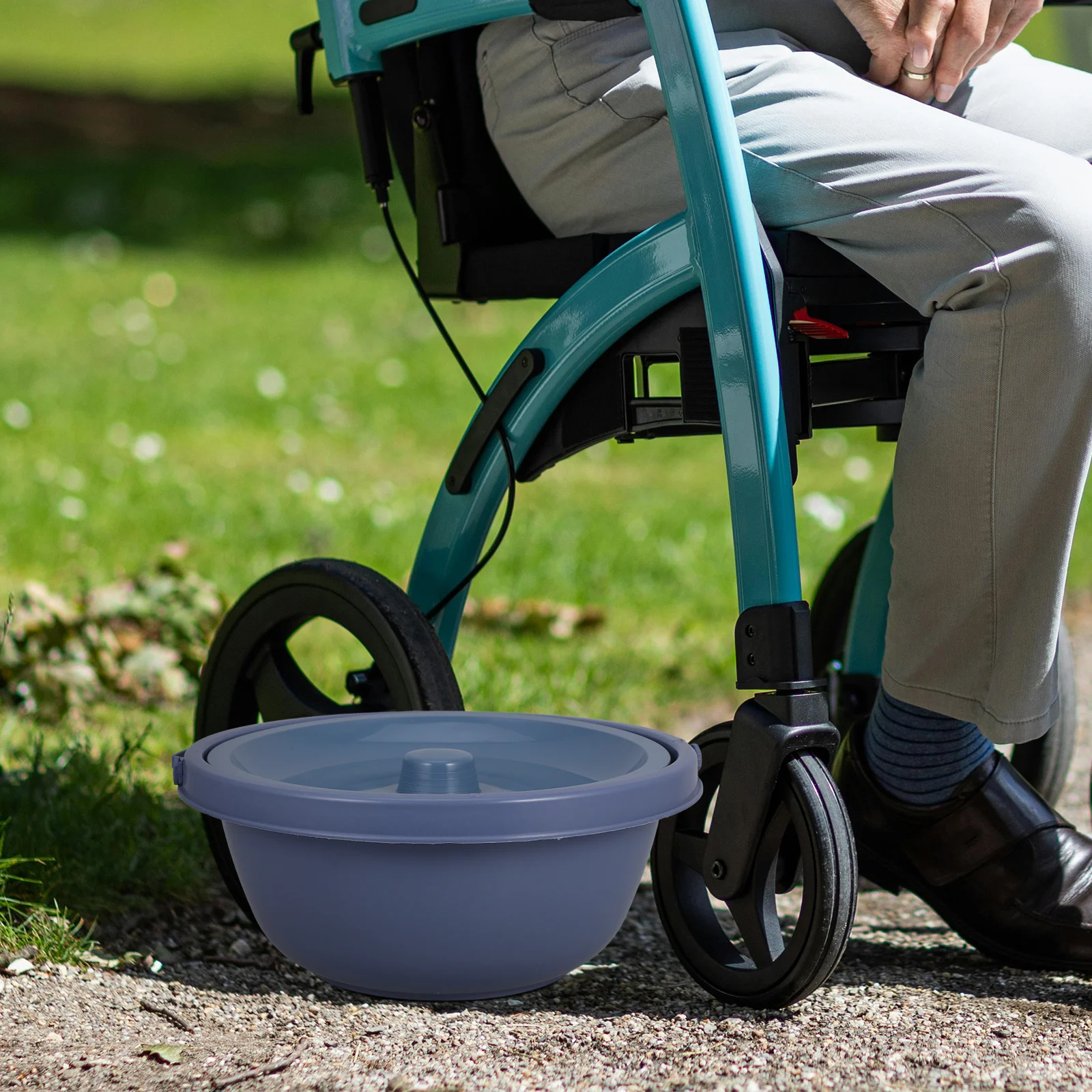 

Chamber Pot Portable Toilet For Adults Plastic Pee Cup Compact Urine Pot Elderly Household Bedpan Reusable Spittoon Durable