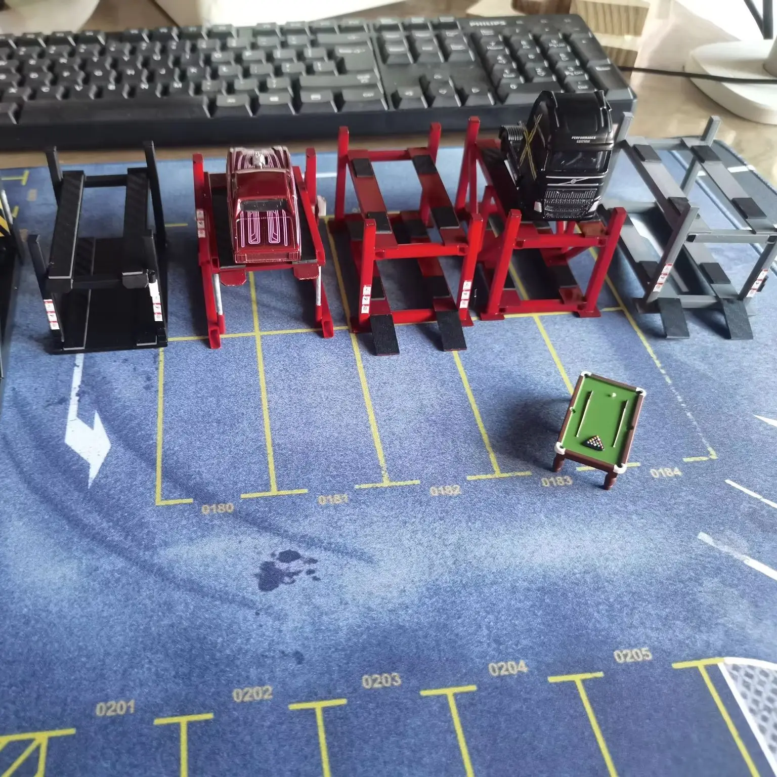 1/64 Scale Model Car Diorama Lift Garage Static Scene Props