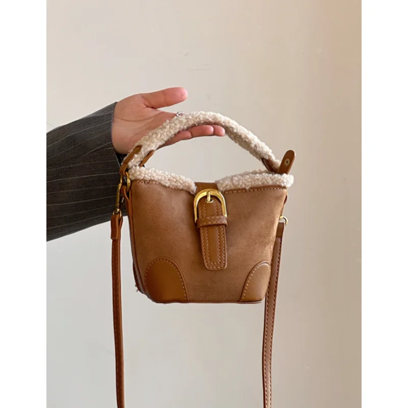 

Новинка 2025, женская сумка-ведро из меха ягненка, сумка через плечо с мягкой ручкой, корейская пригородная сумка, маленький размер, сумка из искусственной кожи