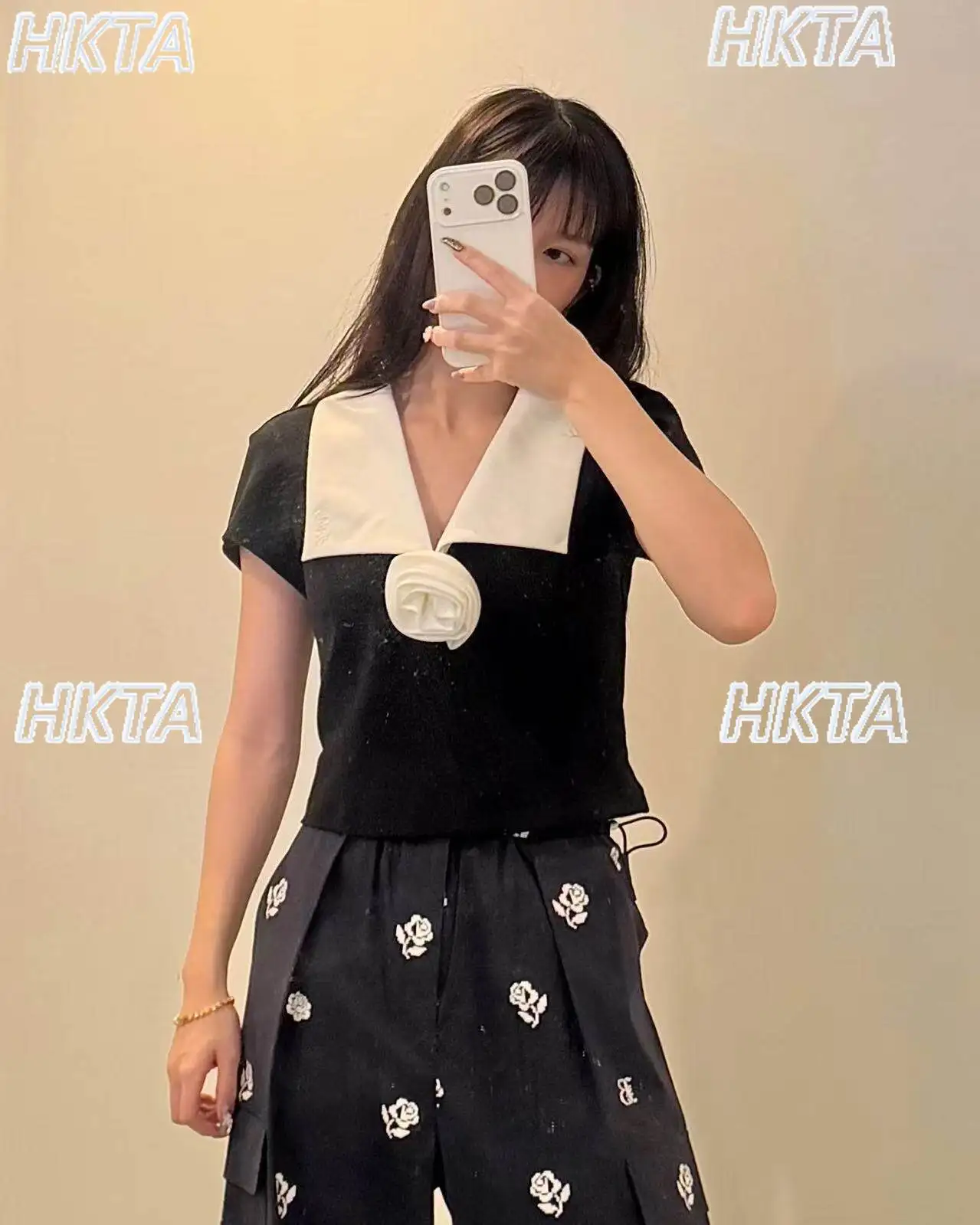 Japanese French 2026 Spring New Temperament Rose Black White T Shirt Versatile Top Girls Commuter V Neck Slim Short Tshirt Women