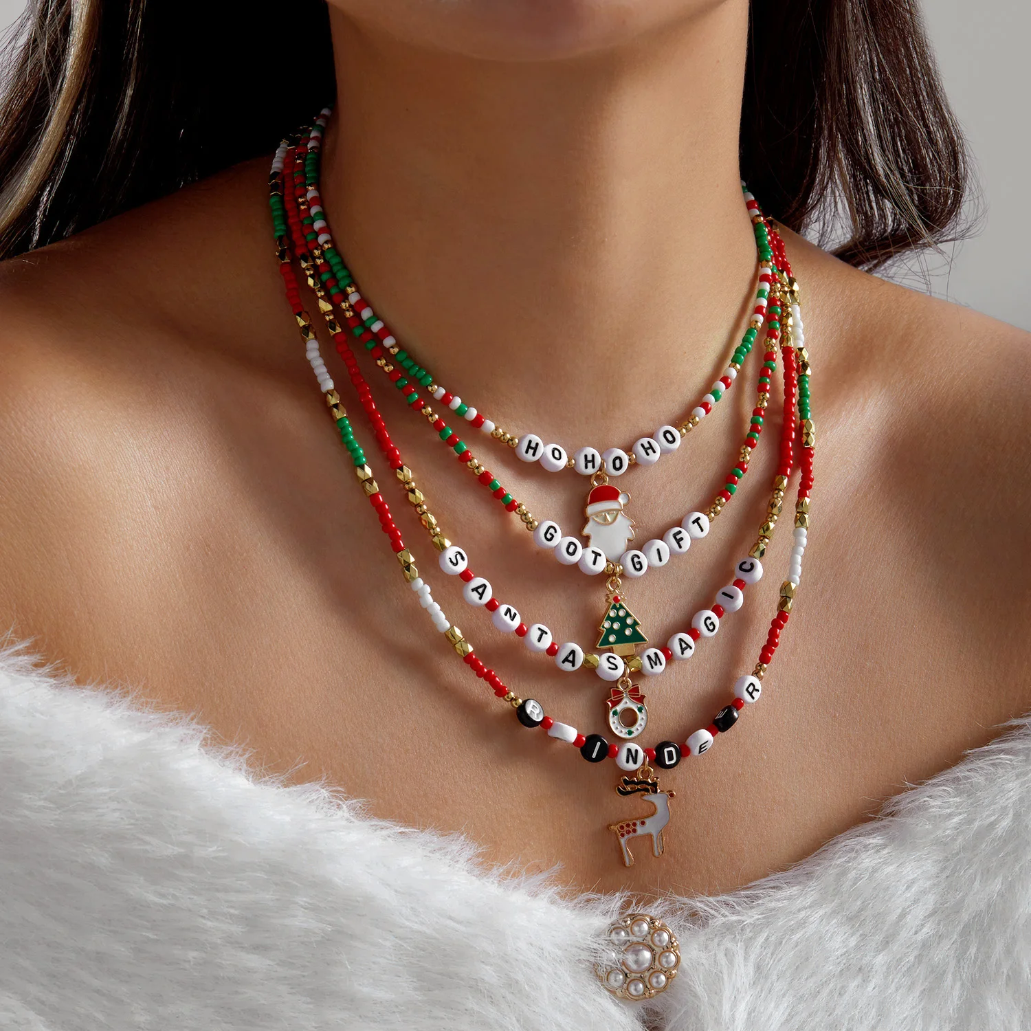 Weihnachtliche Rot-Grüne Reisperlen-Choker-Halskette für Frauen mit Weihnachtsbaum-, Elch- und Glockenanhänger, Neujahrsschmuck-Geschenk 2027 – Detail 1