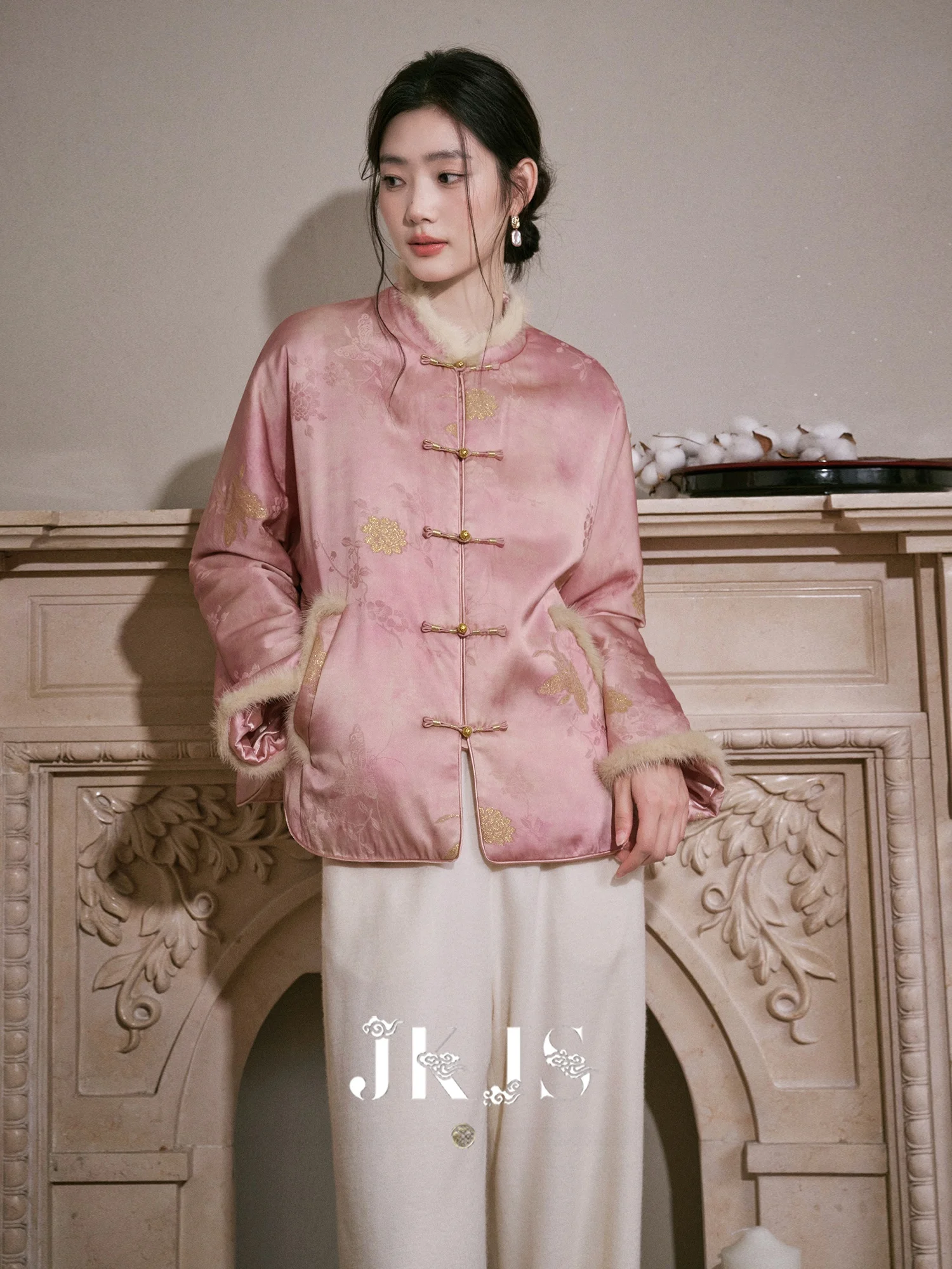 

Новая китайская вышитая хлопковая куртка для женщин: зимняя модная верхняя одежда с хлопковой подкладкой и пуговицами для повседневной носки