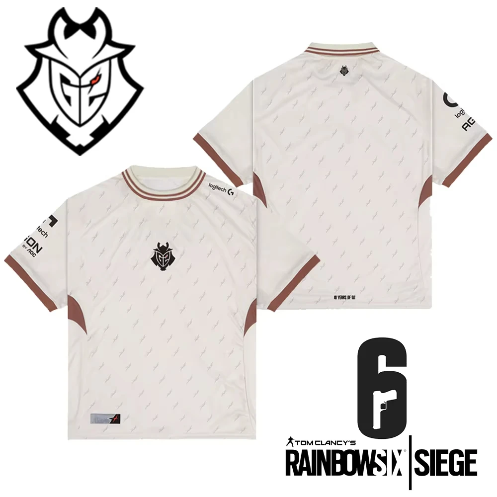 Camiseta Gaming G2 Esports x Rainbow Six Siege (Off-White) con patrón de monograma y detalles en marrón: ideal para fans de R6 y amantes del streetwear.