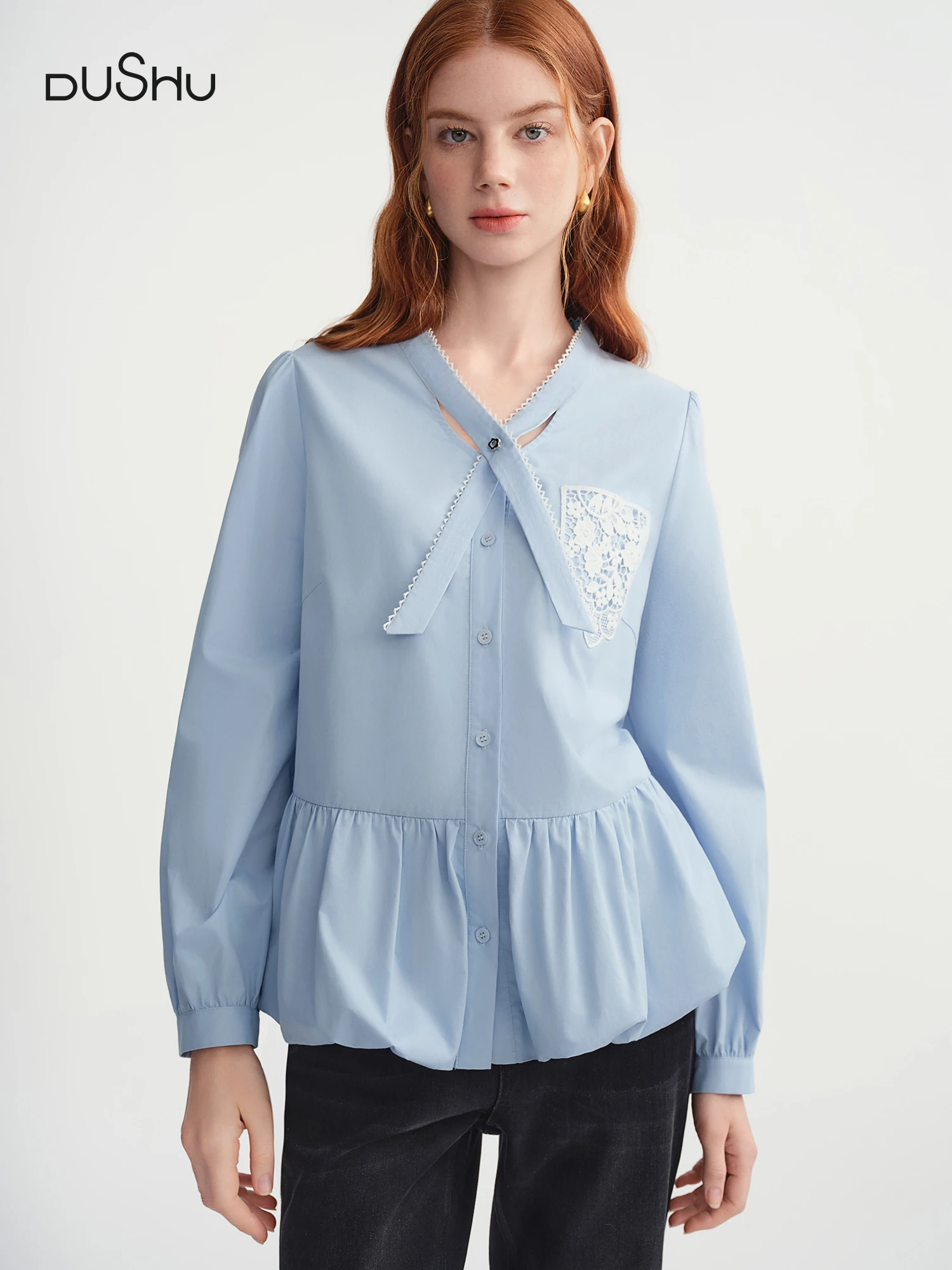 

DUSHU Женская свободная рубашка во французском стиле с кружевным воротником больших размеров, тонким дизайном и кружевным накладным карманом, новинка зимы 2025, новое поступление