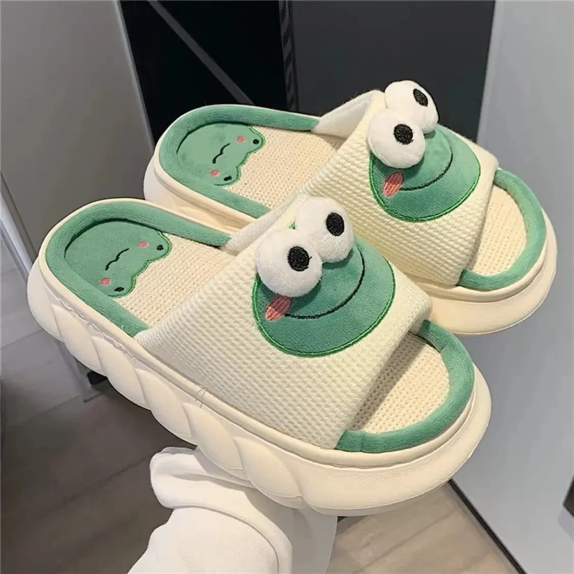 Donne Cartoon Frog pantofole inverno caldo Indoor Home Slides lino suola spessa coppia pantofola camera da letto scarpe antiscivolo sandali