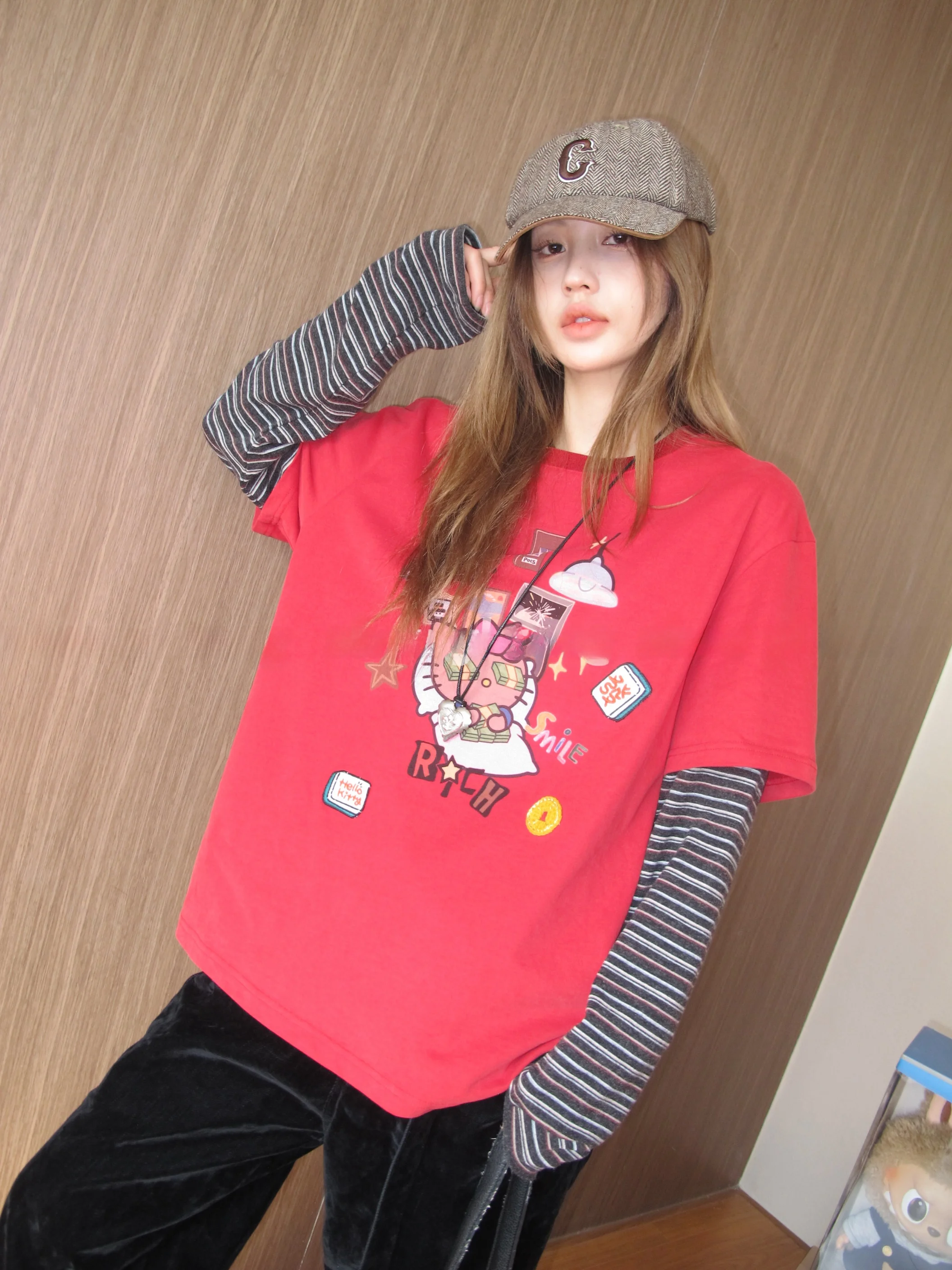 

Повседневная свободная хлопковая футболка с имитацией двухслойности, полосатыми рукавами и элементами пэчворка, с круглым вырезом и коротким рукавом