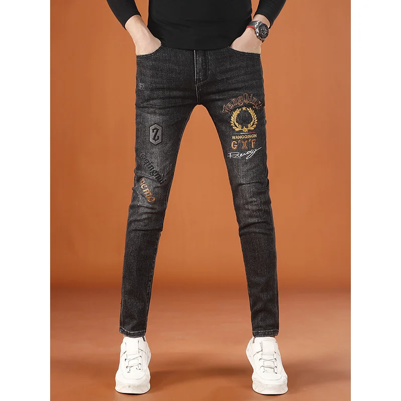 Pantalones estampados bordados para hombre, novedad de otoño 2021, ropa ligera de lujo para hombre, pantalones vaqueros elásticos de pierna pequeña