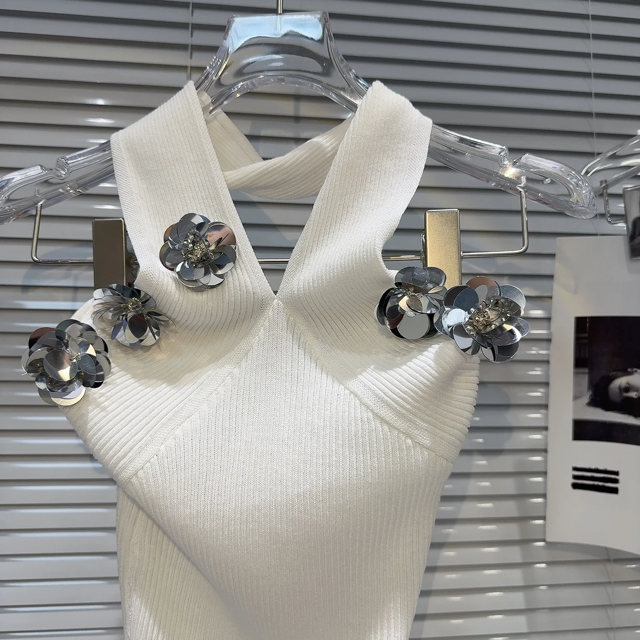 Female 2024 Summer Vests Hot Girl Graceful Vest Solid Color Sleeveless Sequins Flower V-neck Slimming Women’s Knitted Tank Tops