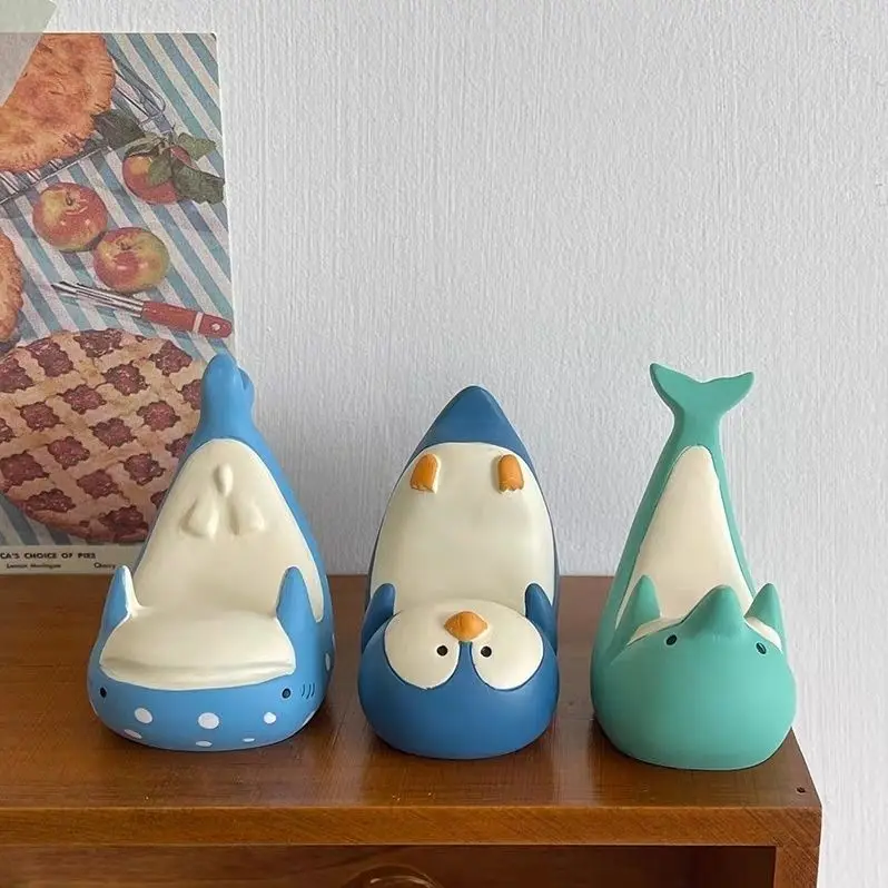 Śliczny i kreatywny stojak na biurko z pingwinem Stojak na telefon z żywicy akwariowej Leniwy japoński delfin Ozdoba Home Decor