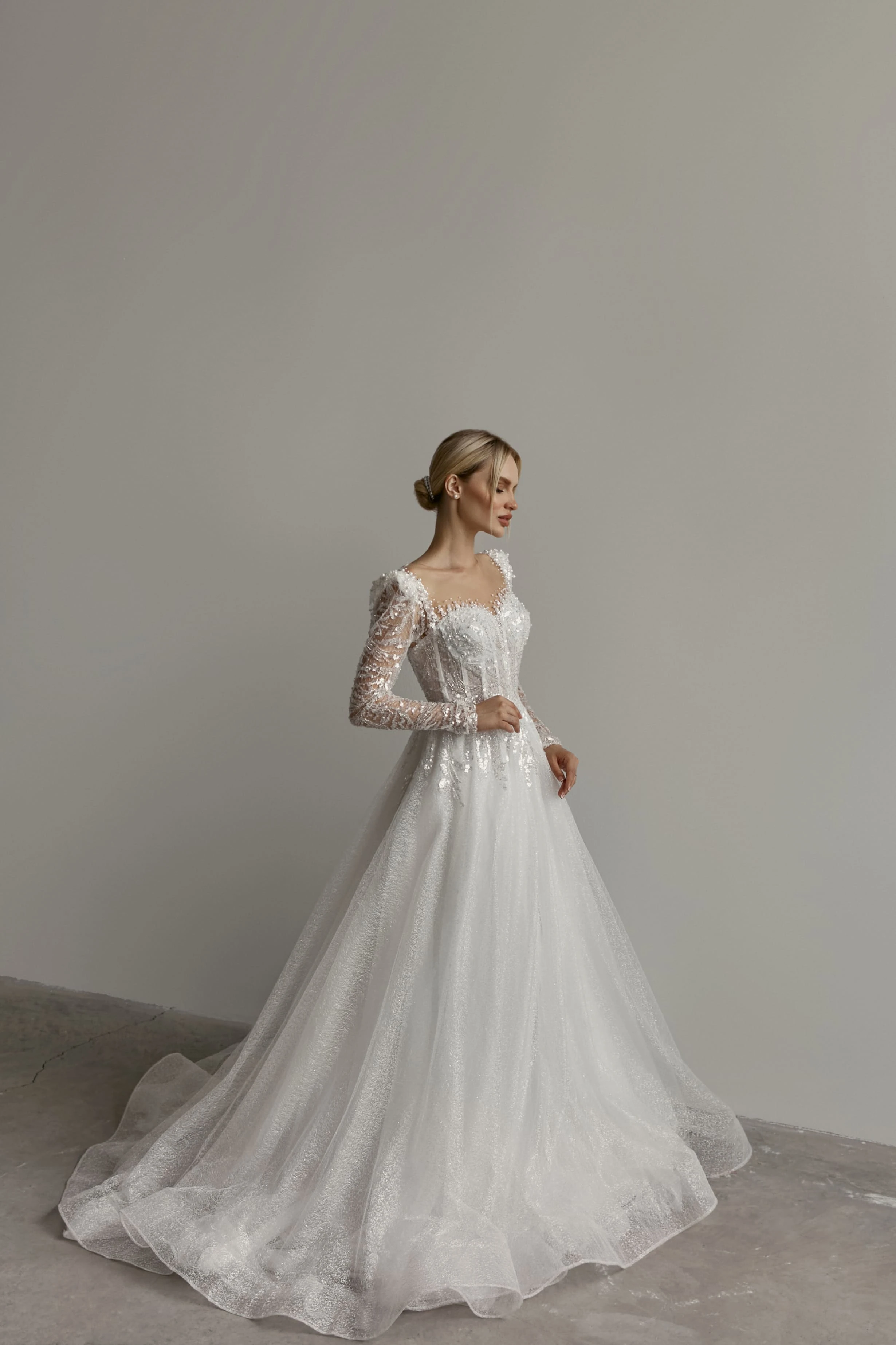 Luxury A-Line Wedding Dresses Beads Designer Sweetheart Long Sleeves Sweep Train Backless Bridal Custom Made Robe De Mariée