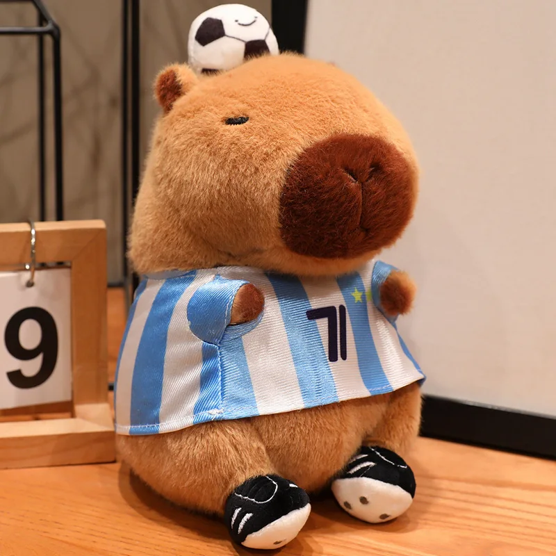 1 Stück 22 cm Kawaii Capybara Plüschtier trägt Fußball- und Basketballtrikots Cartoon Capybara mit Bällen Geburtstags-Weihnachtsgeschenk – Detail 1
