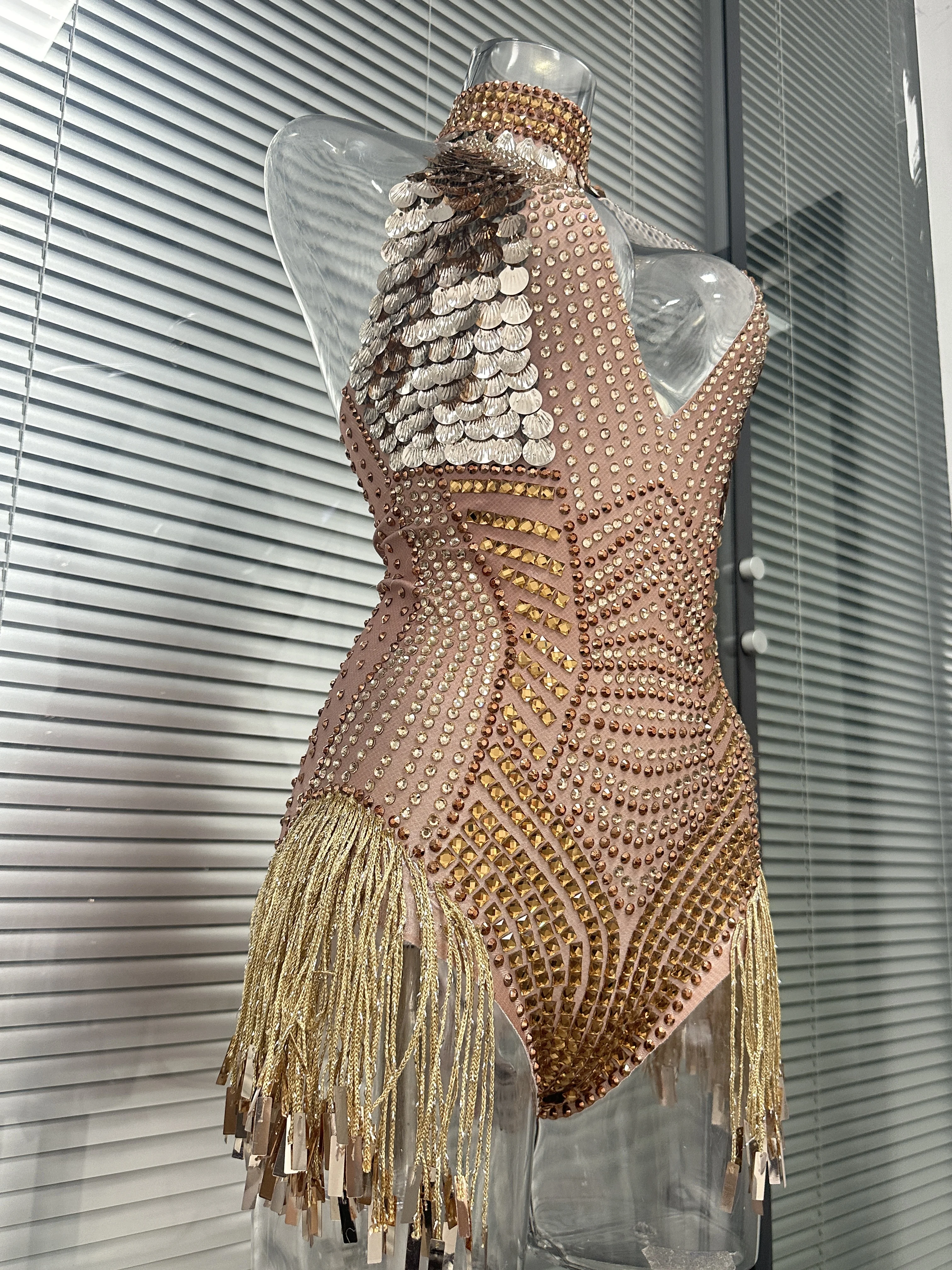 

Короткое боди из спандекса с золотыми блестками и стразами, одежда для дня рождения, выпускного вечера, шоу, женский комбинезон для танцовщицы, клуба