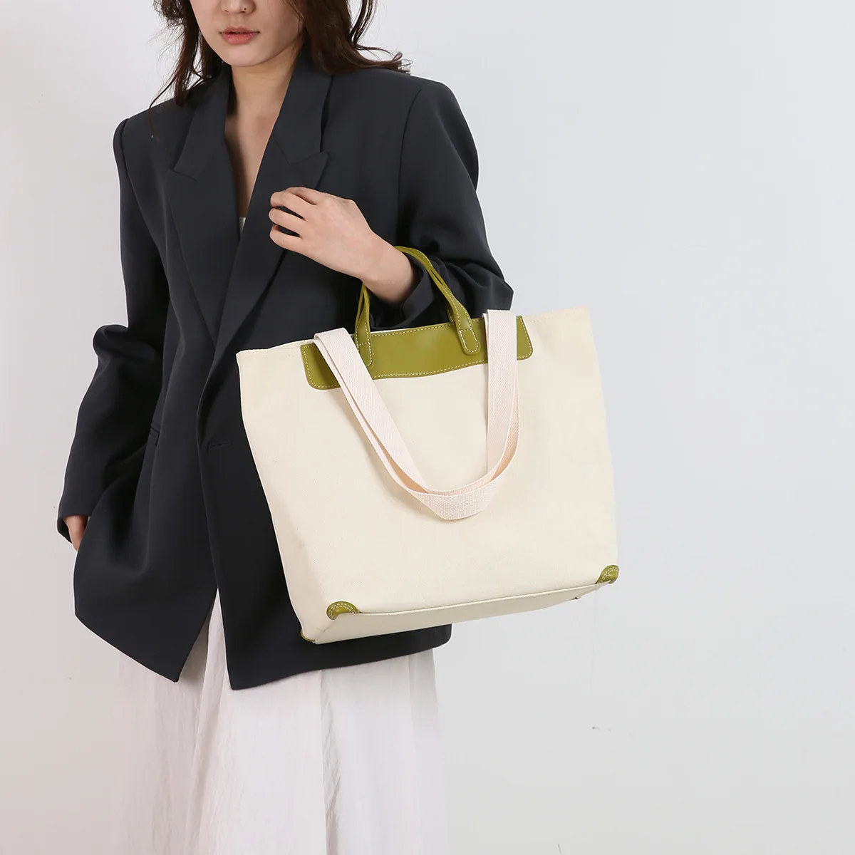 

Large Canvas Tote Bag for Women - Spacious Crossbody Shoulder Bag, Eco-Friendly Shopping Beach Bag with Pockets