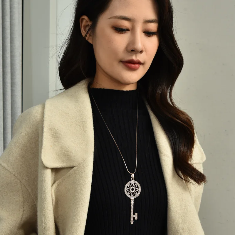 هذا قلادة مفاتيح كلاسيكية طويلة ومتعددة الاستخدامات مناسبة للنساء، مقترنة بمفتاح سري لعثور الحب