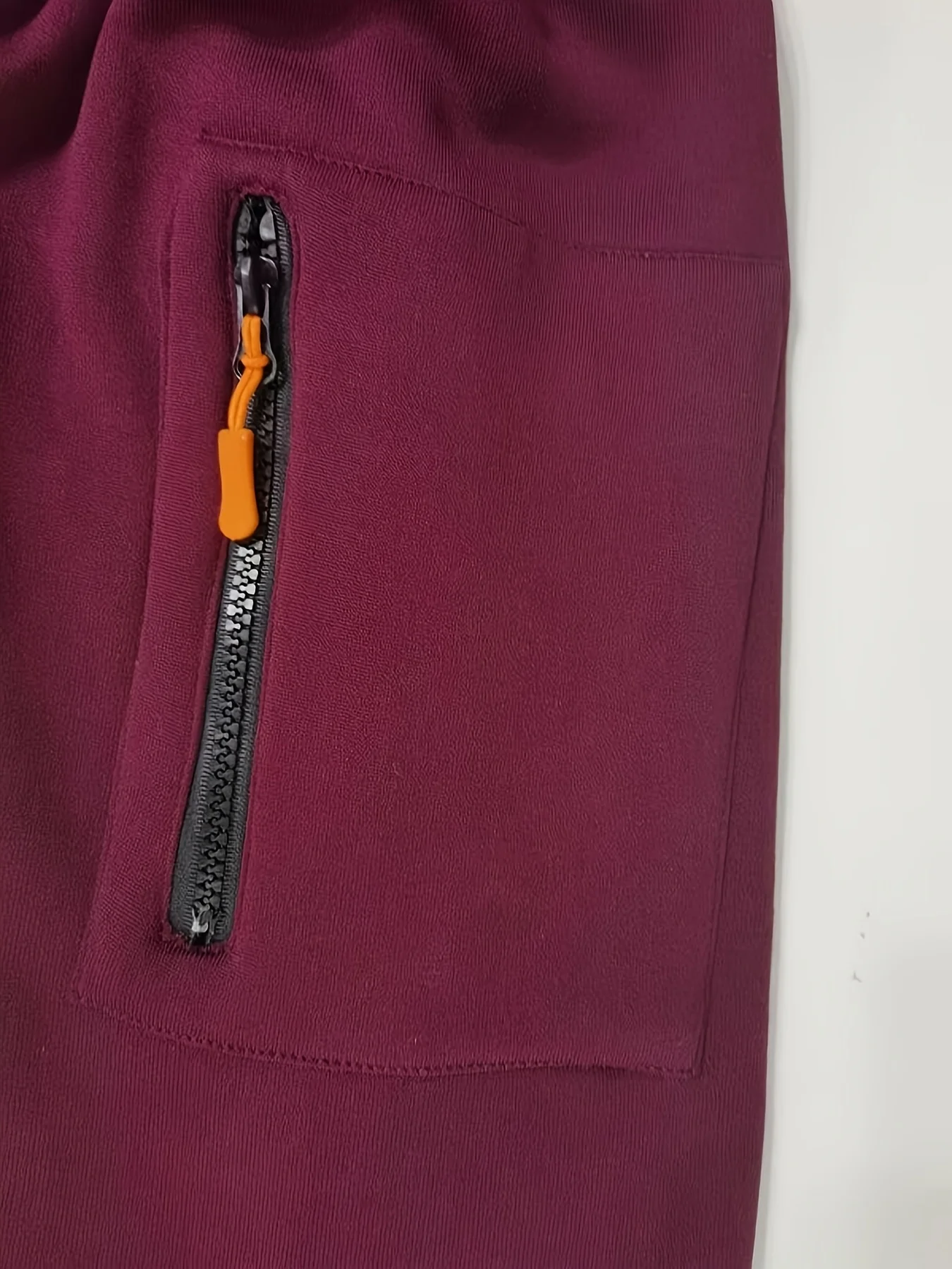 طقم رياضي مكون من قطعتين للرجال: سترة بغطاء للرأس بسحاب عنابي نابض بالحياة وسروال ركض أسود، ألياف بوليستر، طراز كاجوال، مثالي للسيارات